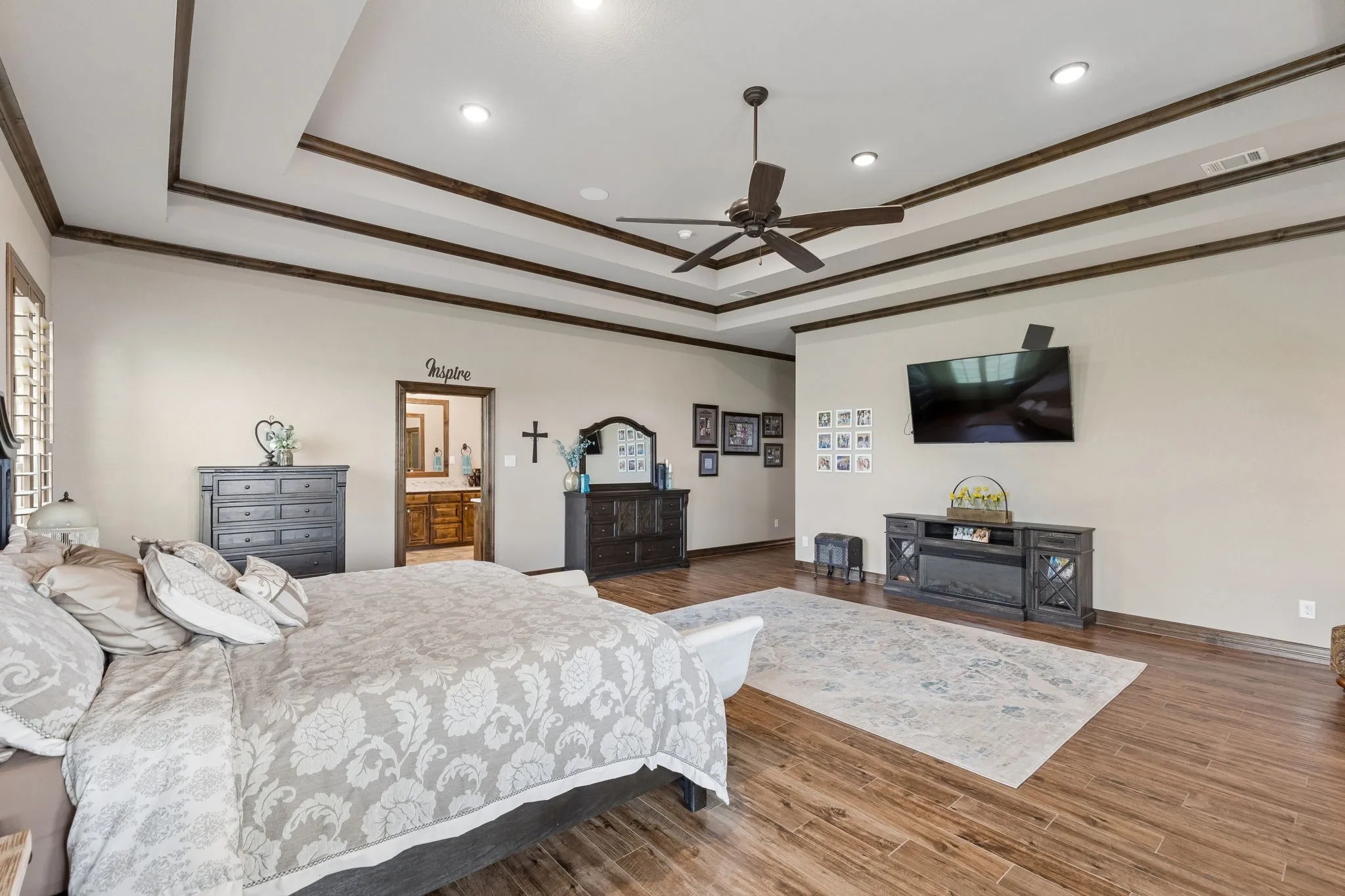Single Family Residence For Sale in Johnson County , 2009 Lakeshore Drive, Cleburne, Texas 76033, 4 Bedrooms, 4 Bathrooms, 3 Garage spaces, 4,556 Sqft, built in 2015, Price $1,325,000, mls#21244854, Real Estate Agent in Cleburne, Homes For Sale in Johnson county, Homes For Sale in Cleburne, Realtor in Cleburne Texas, Real Estate Brokerage Independent Realty Texas, Luminita Cordes Realtor