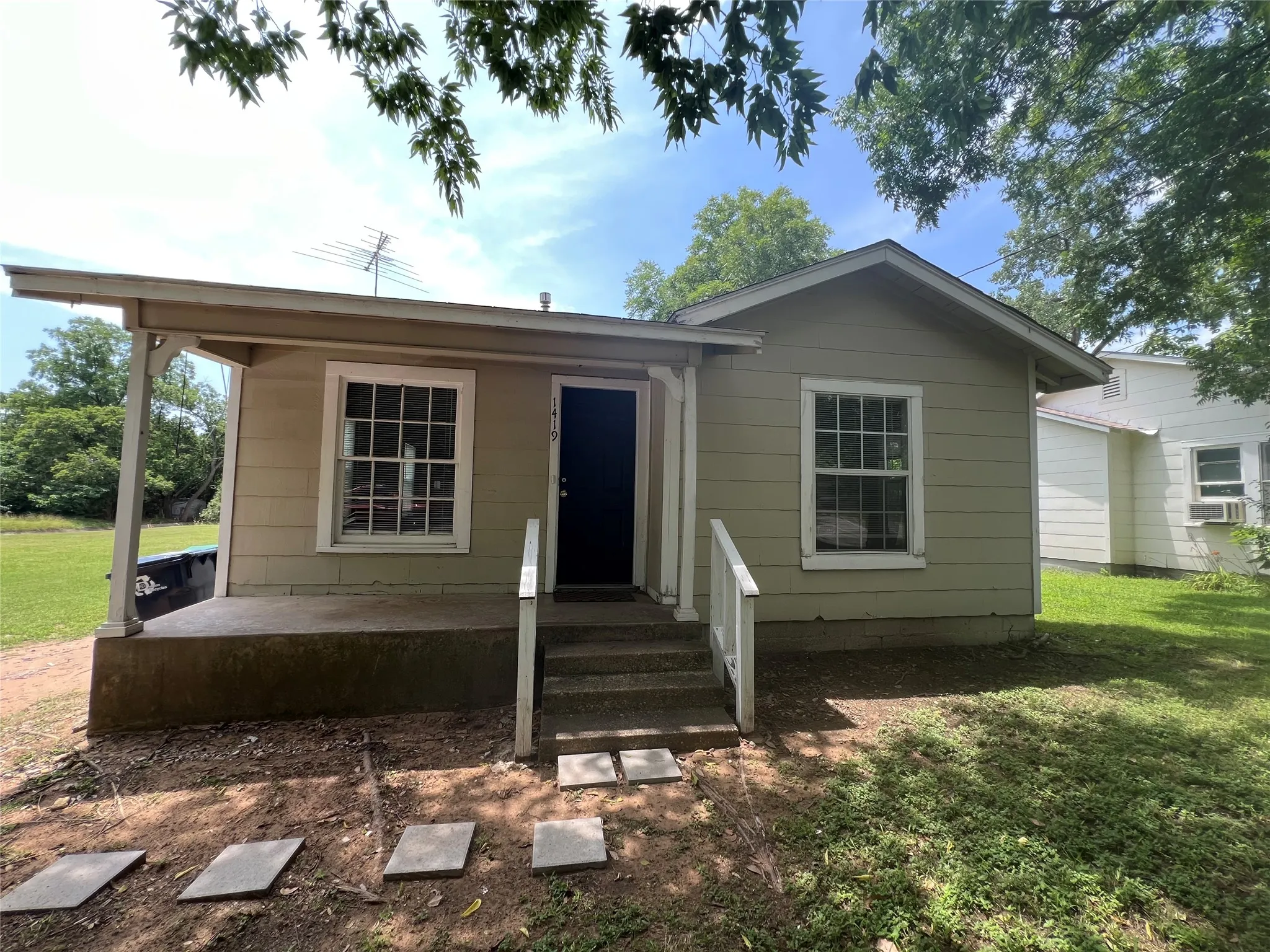 Single Family Residence For Rent in Denton County , 1419 Lindsey, Denton, Texas 76205, 2 Bedroom, 1 Bathroom, Garage spaces, 910 Sqft, built in 1960, mls#21345082, Real Estate Agent in Denton, Homes For Rent in Denton county, Homes For Rent in Denton, Realtor in Denton Texas, Real Estate Brokerage Independent Realty Texas, Luminita Cordes Realtor