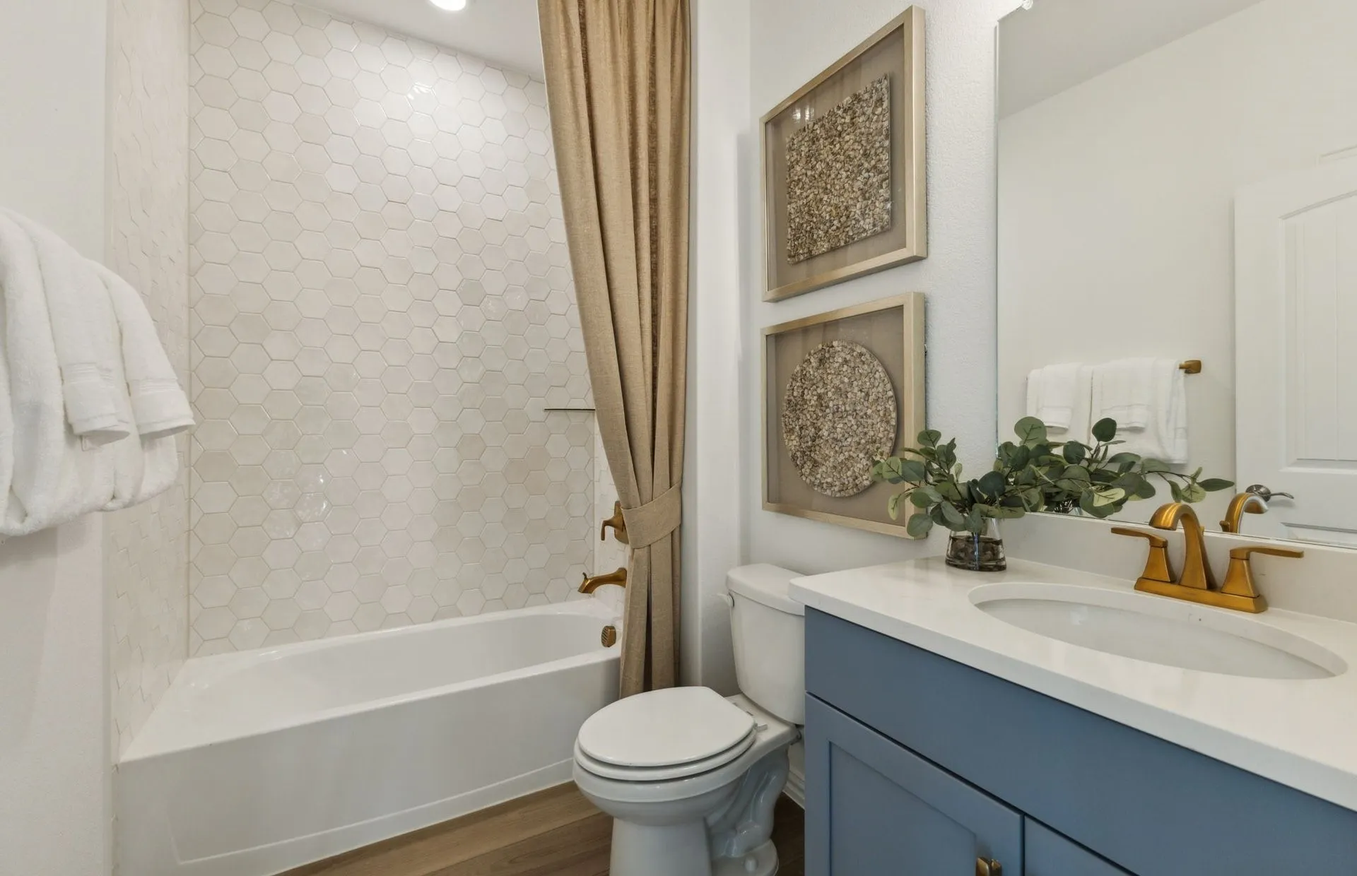 *Model Representation - Spacious secondary bathroom