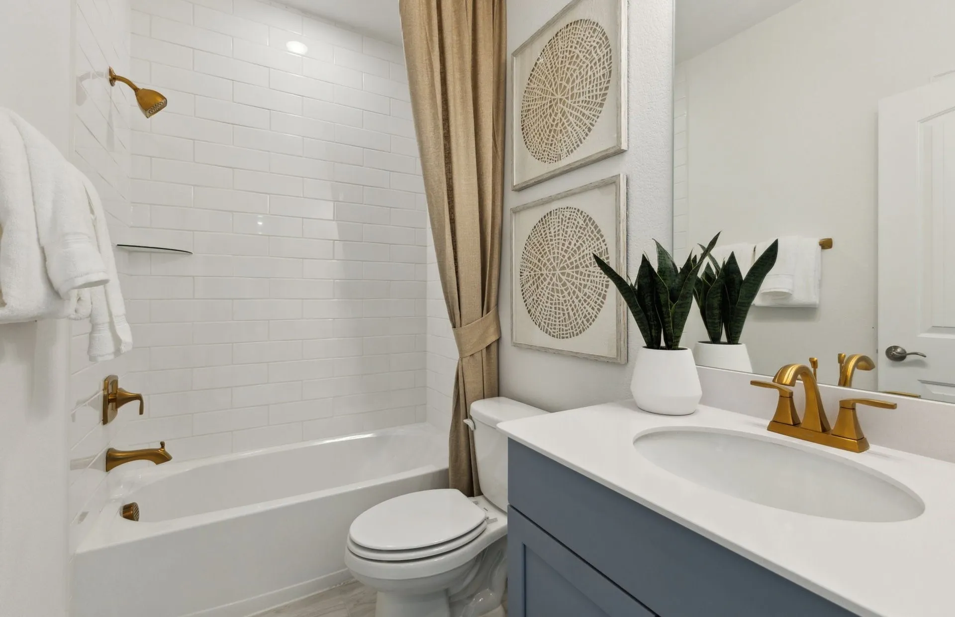 *Model Representation - Spacious secondary bathroom