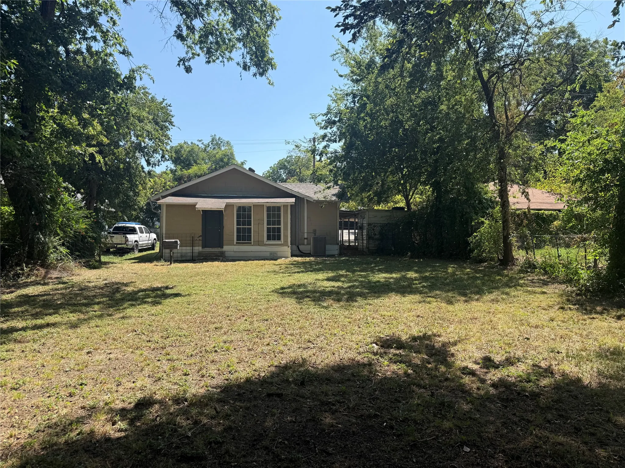 Single Family Residence For Sale in Cooke County , 1005 Dodson Street, Gainesville, Texas 76240, 2 Bedroom, 1 Bathroom, Garage spaces, 1,240 Sqft, built in 1940, mls#21342783, Real Estate Agent in Gainesville, Homes For Sale in Cooke county, Homes For Sale in Gainesville, Realtor in Gainesville Texas, Real Estate Brokerage Independent Realty Texas, Luminita Cordes Realtor