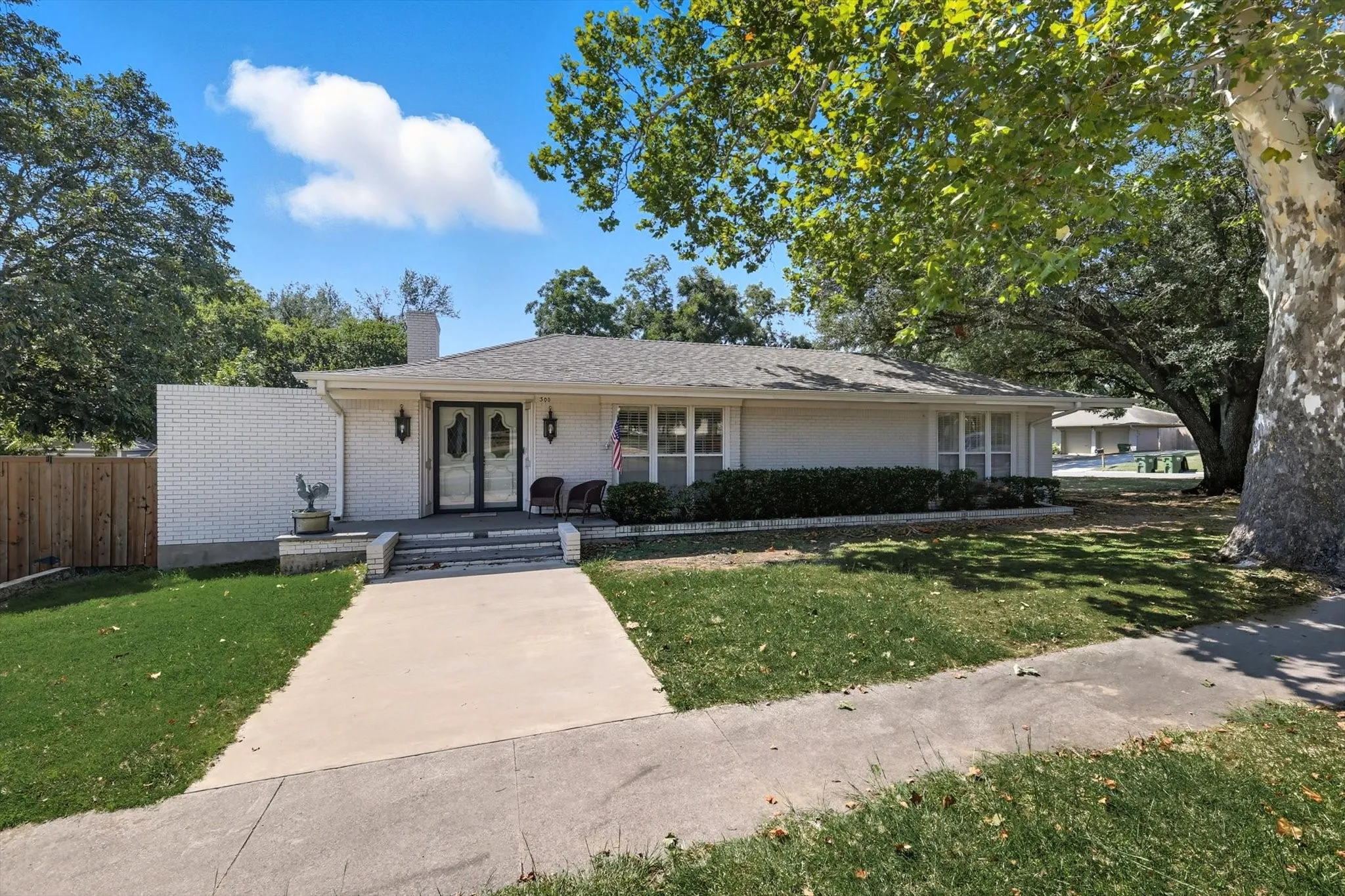 Single Family Residence For Sale in Grayson County , 300 E Main Street, Whitesboro, Texas 76273, 3 Bedrooms, 3 Bathrooms, Garage spaces, 2,858 Sqft, built in 1968, Price $399,000, mls#21345088, Real Estate Agent in Whitesboro, Homes For Sale in Grayson county, Homes For Sale in Whitesboro, Realtor in Whitesboro Texas, Real Estate Brokerage Independent Realty Texas, Luminita Cordes Realtor