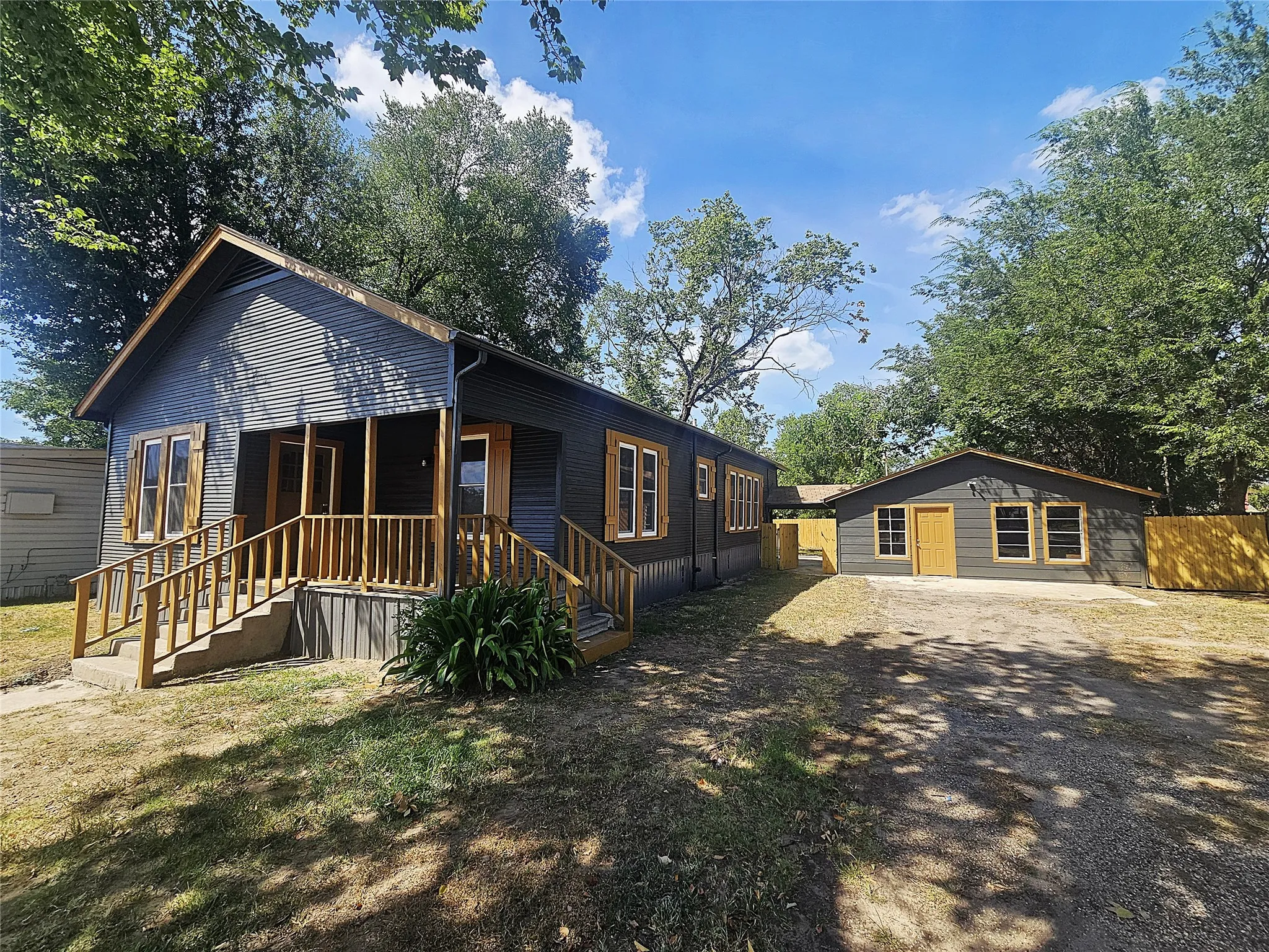 Single Family Residence For Sale in Limestone County , 305 W Sabine Street, Groesbeck, Texas 76642, 3 Bedroom, 2 Bathroom, Garage spaces, 1,590 Sqft, built in 0, mls#21344039, Real Estate Agent in Groesbeck, Homes For Sale in Limestone county, Homes For Sale in Groesbeck, Realtor in Groesbeck Texas, Real Estate Brokerage Independent Realty Texas, Luminita Cordes Realtor