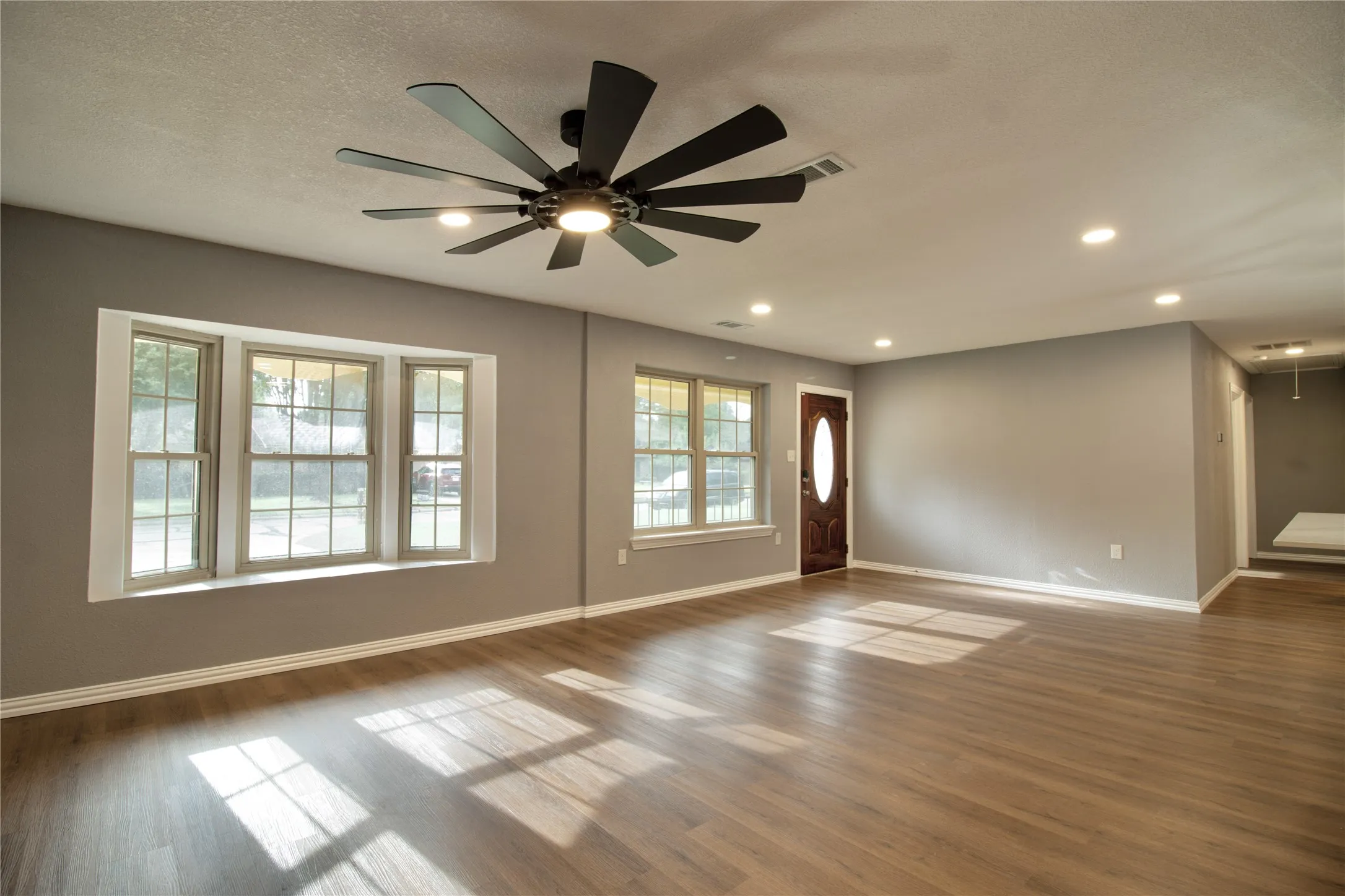 Single Family Residence For Sale in Bowie County , 2114 Handley Street, Texarkana, Texas 75501, 4 Bedroom, 2 Bathroom, Garage spaces, 1,777 Sqft, built in 1979, mls#21336587, Real Estate Agent in Texarkana, Homes For Sale in Bowie county, Homes For Sale in Texarkana, Realtor in Texarkana Texas, Real Estate Brokerage Independent Realty Texas, Luminita Cordes Realtor