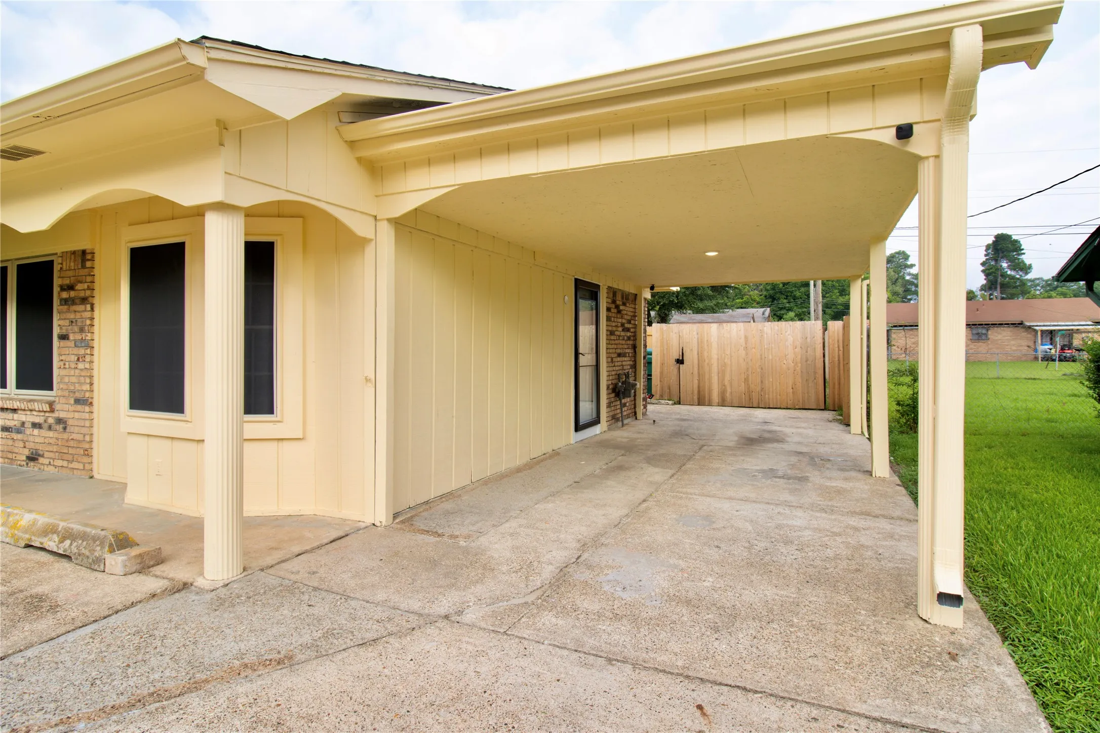 Single Family Residence For Sale in Bowie County , 2114 Handley Street, Texarkana, Texas 75501, 4 Bedroom, 2 Bathroom, Garage spaces, 1,777 Sqft, built in 1979, mls#21336587, Real Estate Agent in Texarkana, Homes For Sale in Bowie county, Homes For Sale in Texarkana, Realtor in Texarkana Texas, Real Estate Brokerage Independent Realty Texas, Luminita Cordes Realtor