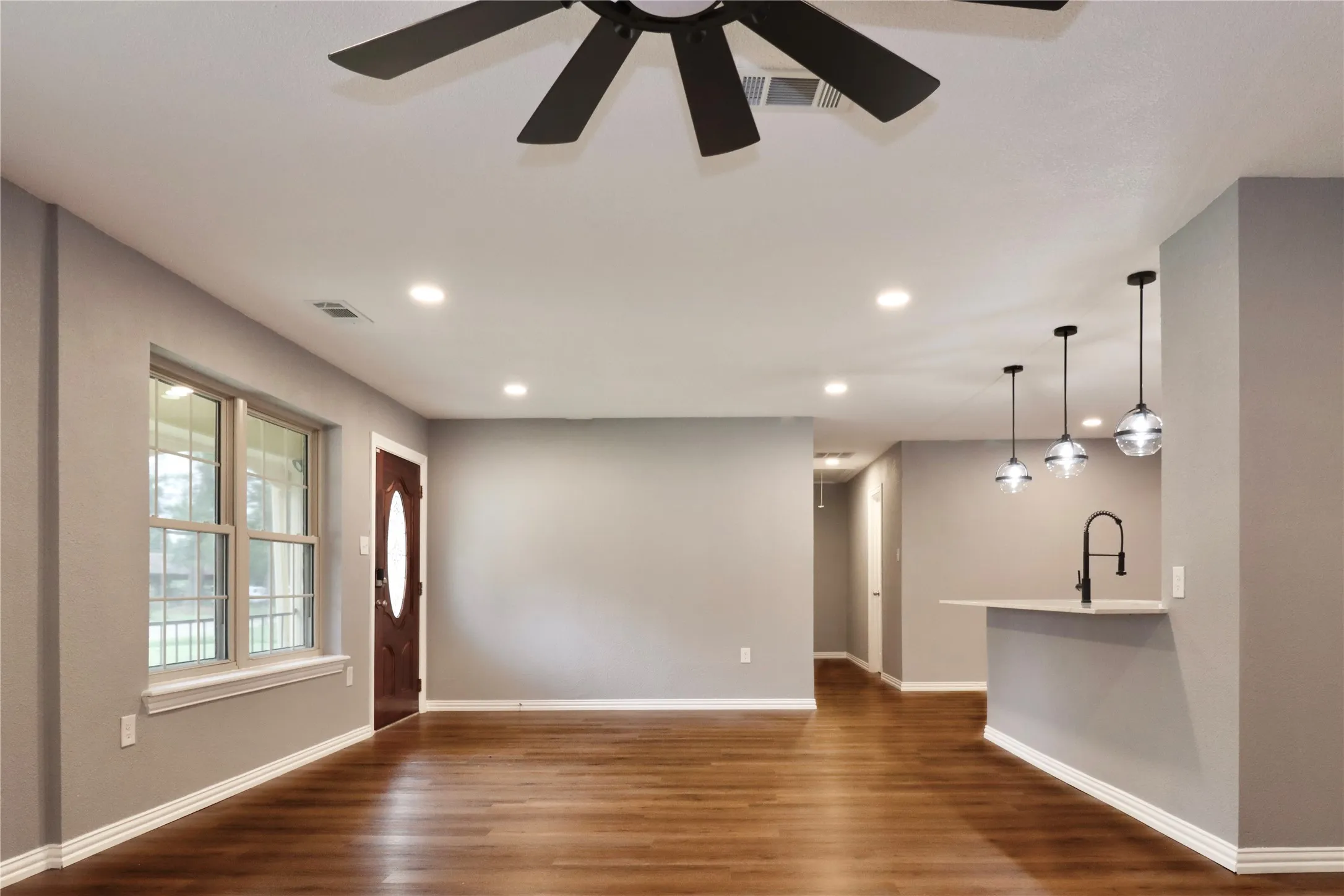 Single Family Residence For Sale in Bowie County , 2114 Handley Street, Texarkana, Texas 75501, 4 Bedroom, 2 Bathroom, Garage spaces, 1,777 Sqft, built in 1979, mls#21336587, Real Estate Agent in Texarkana, Homes For Sale in Bowie county, Homes For Sale in Texarkana, Realtor in Texarkana Texas, Real Estate Brokerage Independent Realty Texas, Luminita Cordes Realtor