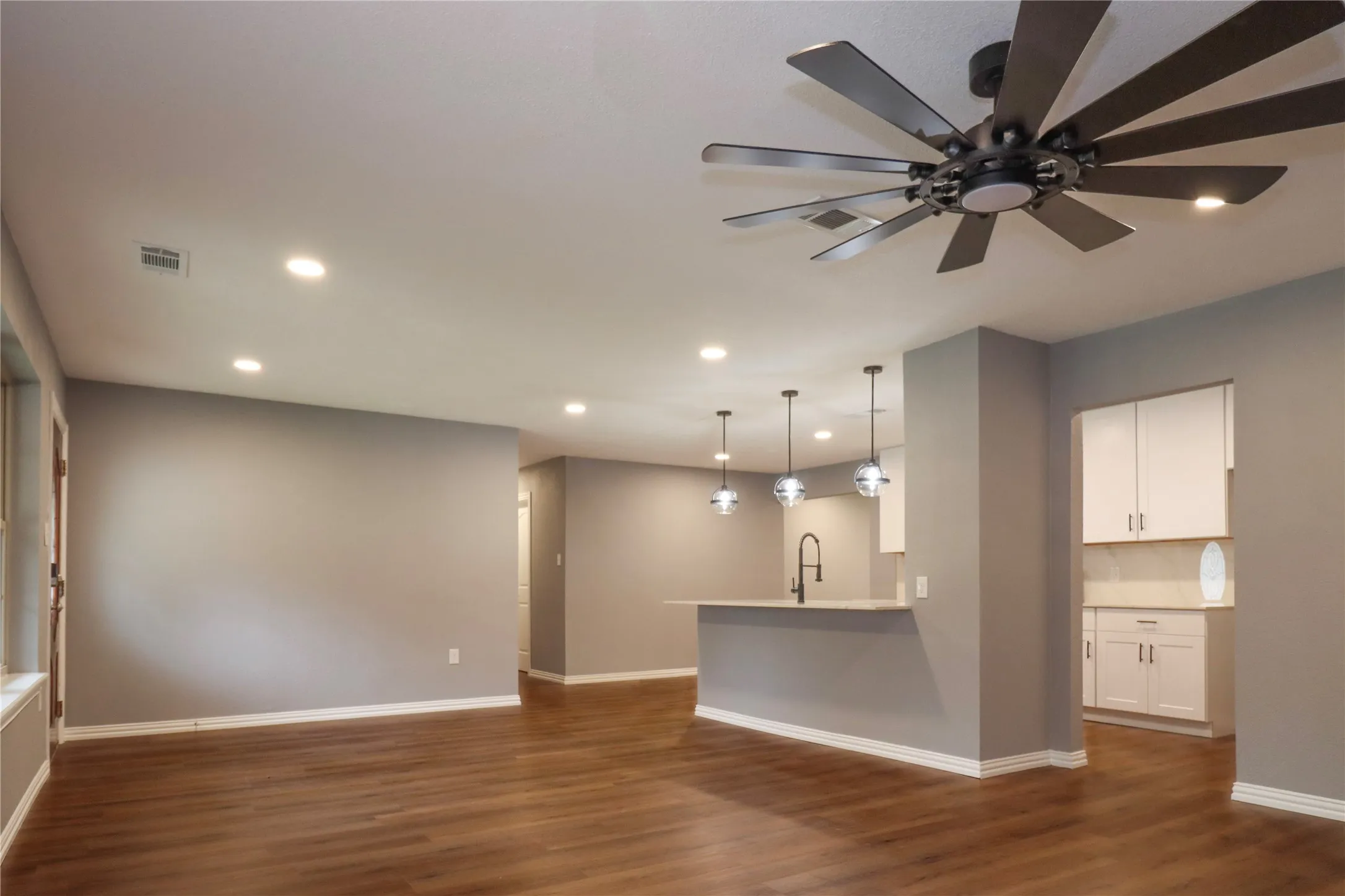 Single Family Residence For Sale in Bowie County , 2114 Handley Street, Texarkana, Texas 75501, 4 Bedroom, 2 Bathroom, Garage spaces, 1,777 Sqft, built in 1979, mls#21336587, Real Estate Agent in Texarkana, Homes For Sale in Bowie county, Homes For Sale in Texarkana, Realtor in Texarkana Texas, Real Estate Brokerage Independent Realty Texas, Luminita Cordes Realtor