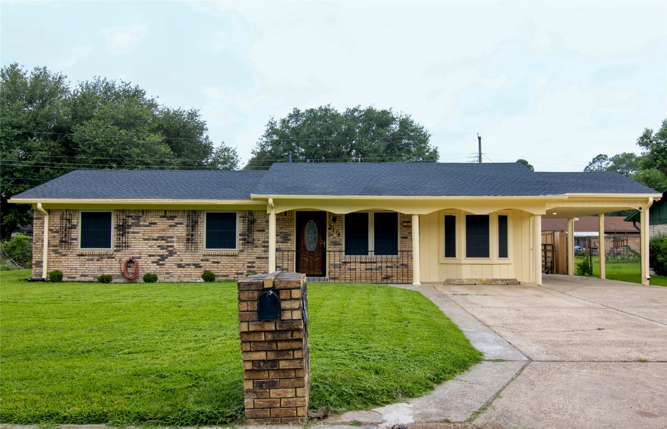 Single Family Residence For Sale in Bowie County , 2114 Handley Street, Texarkana, Texas 75501, 4 Bedroom, 2 Bathroom, Garage spaces, 1,777 Sqft, built in 1979, mls#21336587, Real Estate Agent in Texarkana, Homes For Sale in Bowie county, Homes For Sale in Texarkana, Realtor in Texarkana Texas, Real Estate Brokerage Independent Realty Texas, Luminita Cordes Realtor