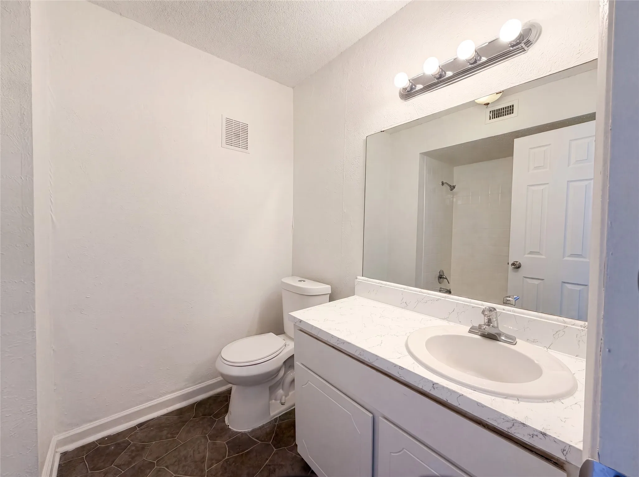 Condominium For Sale in Tarrant County , 5506 Boca Raton Boulevard 436, Fort Worth, Texas 76112, 2 Bedroom, 3 Bathroom, Garage spaces, 1,311 Sqft, built in 1972, mls#21344428, Real Estate Agent in Fort Worth, Homes For Sale in Tarrant county, Homes For Sale in Fort Worth, Realtor in Fort Worth Texas, Real Estate Brokerage Independent Realty Texas, Luminita Cordes Realtor