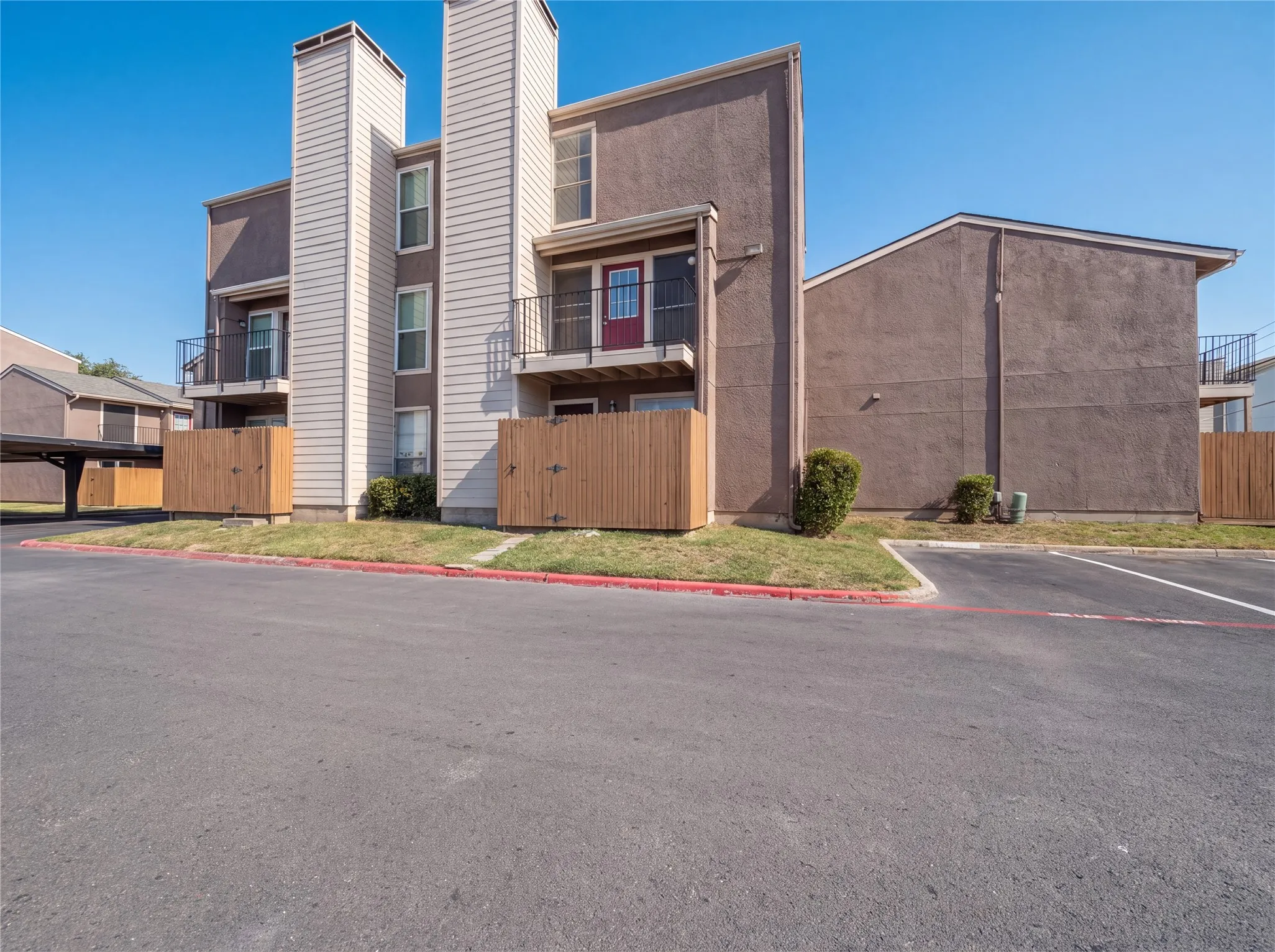 Condominium For Sale in Tarrant County , 5506 Boca Raton Boulevard 436, Fort Worth, Texas 76112, 2 Bedroom, 3 Bathroom, Garage spaces, 1,311 Sqft, built in 1972, mls#21344428, Real Estate Agent in Fort Worth, Homes For Sale in Tarrant county, Homes For Sale in Fort Worth, Realtor in Fort Worth Texas, Real Estate Brokerage Independent Realty Texas, Luminita Cordes Realtor
