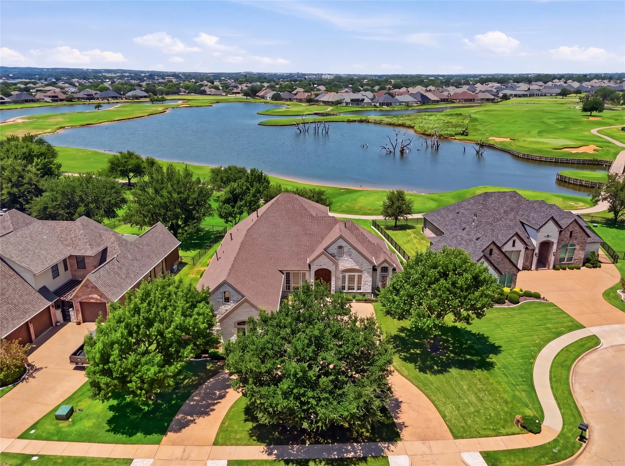 Single Family Residence For Sale in Hood County , 2703 Waters Edge Drive, Granbury, Texas 76048, 3 Bedroom, 4 Bathroom, 3 Garage spaces, 4,614 Sqft, built in 2004, mls#21345118, Real Estate Agent in Granbury, Homes For Sale in Hood county, Homes For Sale in Granbury, Realtor in Granbury Texas, Real Estate Brokerage Independent Realty Texas, Luminita Cordes Realtor