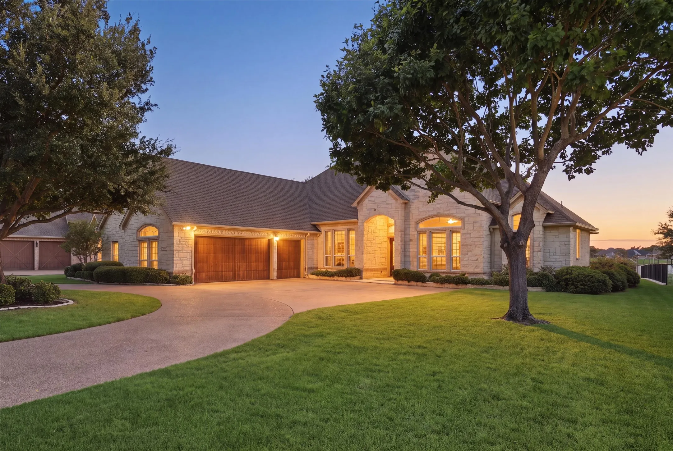 Single Family Residence For Sale in Hood County , 2703 Waters Edge Drive, Granbury, Texas 76048, 3 Bedroom, 4 Bathroom, 3 Garage spaces, 4,614 Sqft, built in 2004, mls#21345118, Real Estate Agent in Granbury, Homes For Sale in Hood county, Homes For Sale in Granbury, Realtor in Granbury Texas, Real Estate Brokerage Independent Realty Texas, Luminita Cordes Realtor
