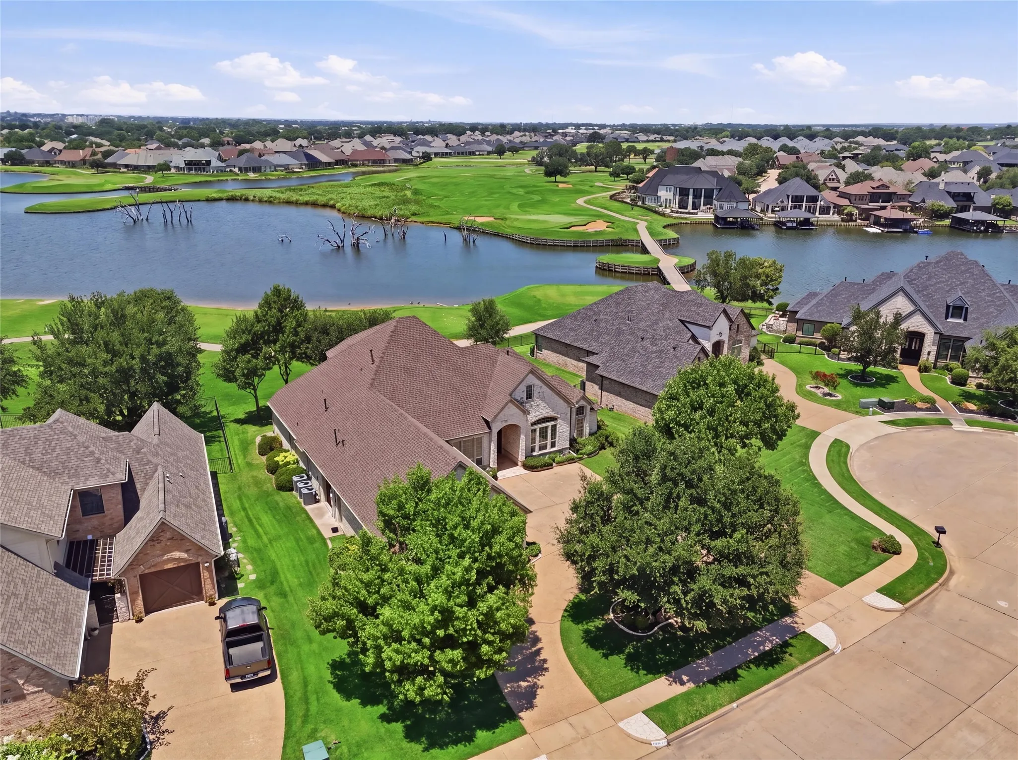 Single Family Residence For Sale in Hood County , 2703 Waters Edge Drive, Granbury, Texas 76048, 3 Bedroom, 4 Bathroom, 3 Garage spaces, 4,614 Sqft, built in 2004, mls#21345118, Real Estate Agent in Granbury, Homes For Sale in Hood county, Homes For Sale in Granbury, Realtor in Granbury Texas, Real Estate Brokerage Independent Realty Texas, Luminita Cordes Realtor