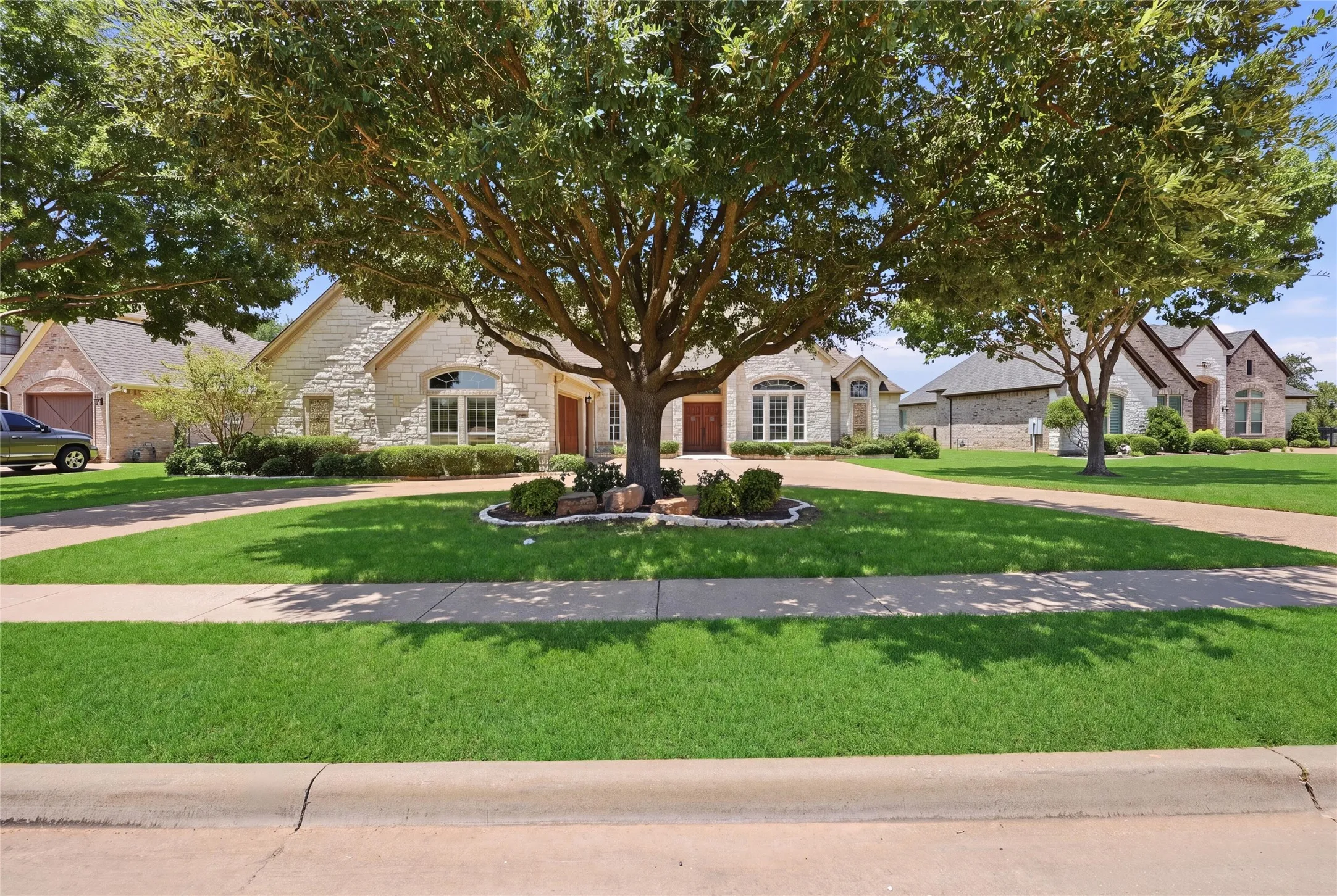 Single Family Residence For Sale in Hood County , 2703 Waters Edge Drive, Granbury, Texas 76048, 3 Bedroom, 4 Bathroom, 3 Garage spaces, 4,614 Sqft, built in 2004, mls#21345118, Real Estate Agent in Granbury, Homes For Sale in Hood county, Homes For Sale in Granbury, Realtor in Granbury Texas, Real Estate Brokerage Independent Realty Texas, Luminita Cordes Realtor