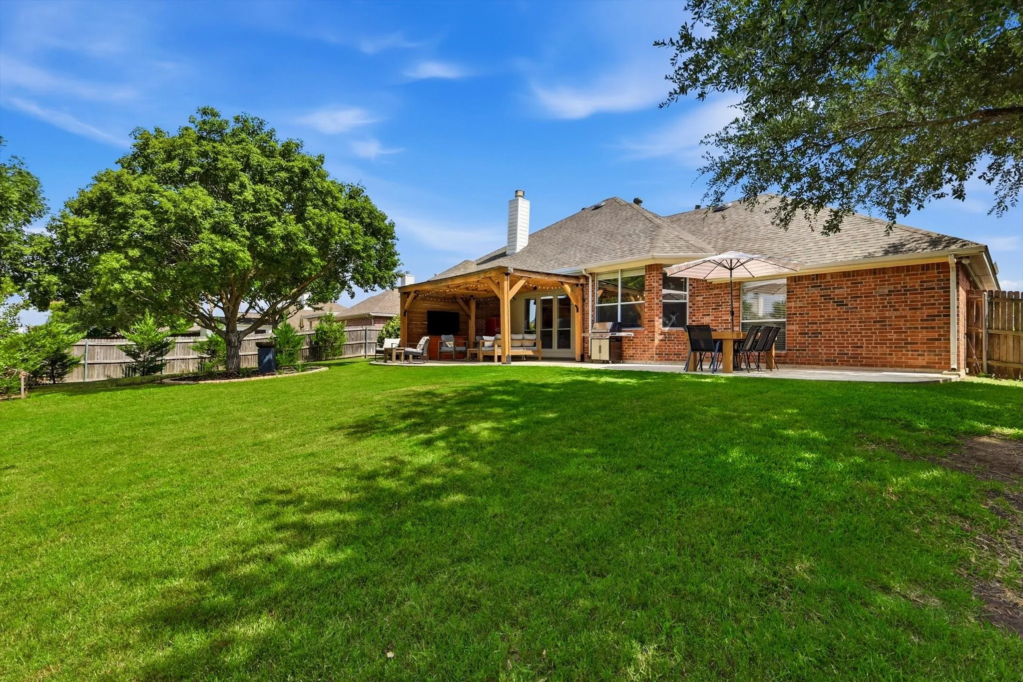 Single Family Residence For Sale in Denton County , 115 Honeysuckle Drive, Justin, Texas 76247, 4 Bedroom, 3 Bathroom, 3 Garage spaces, 2,421 Sqft, built in 2001, mls#21345102, Real Estate Agent in Justin, Homes For Sale in Denton county, Homes For Sale in Justin, Realtor in Justin Texas, Real Estate Brokerage Independent Realty Texas, Luminita Cordes Realtor