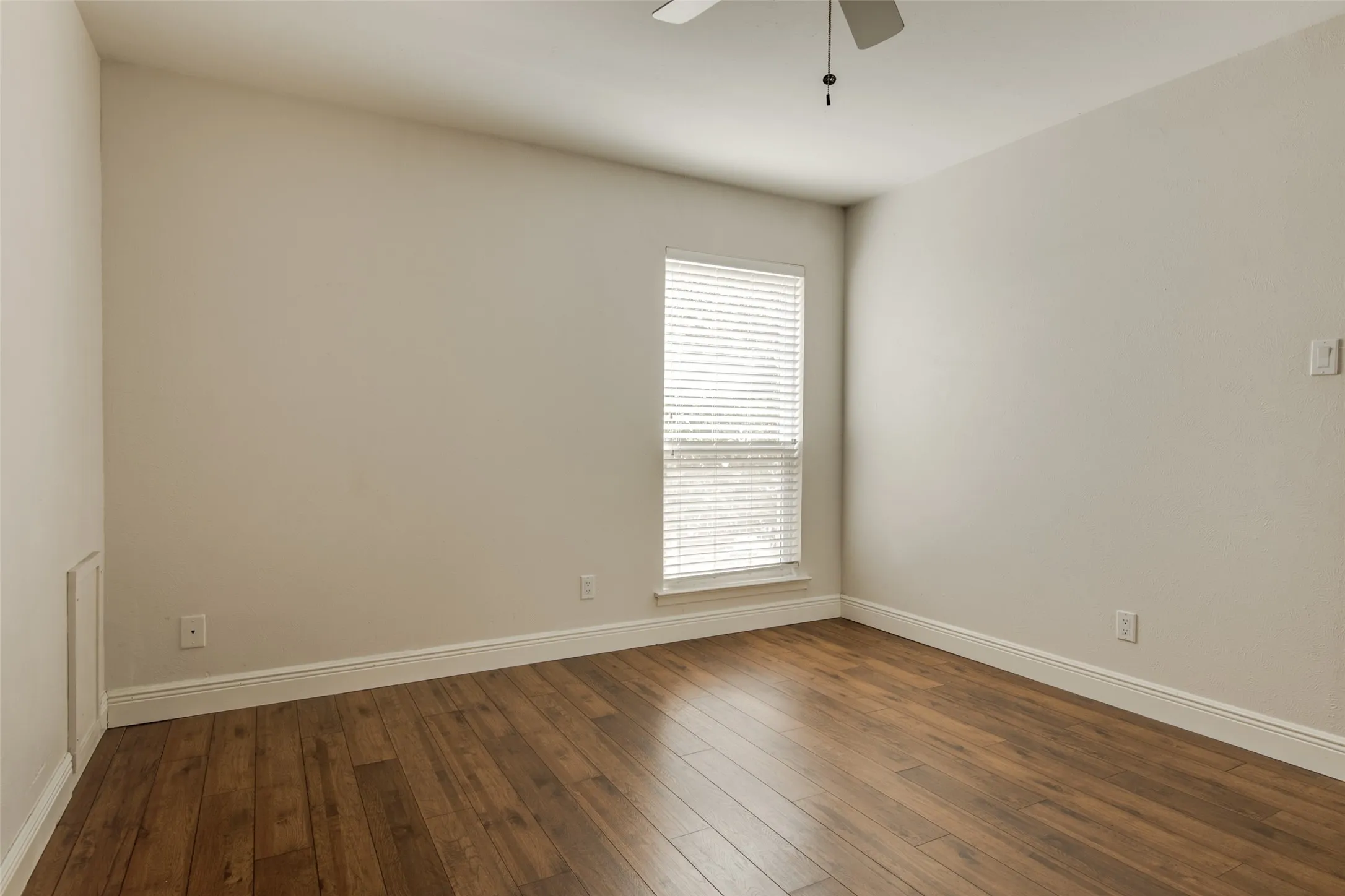 Apartment For Rent in Dallas County , 3907 Gilbert Avenue 2, Dallas, Texas 75219, 2 Bedroom, 1 Bathroom, Garage spaces, 800 Sqft, built in 1974, Price $1,495, mls#21345136, Real Estate Agent in Dallas, Homes For Rent in Dallas county, Homes For Rent in Dallas, Realtor in Dallas Texas, Real Estate Brokerage Independent Realty Texas, Luminita Cordes Realtor