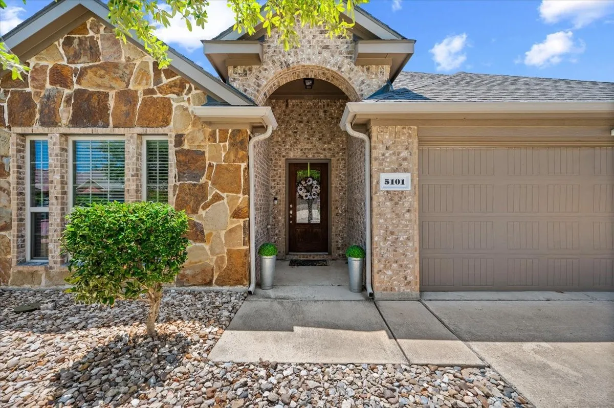Single Family Residence For Sale in Kaufman County , 5101 Cathy Drive, Forney, Texas 75126, 3 Bedroom, 2 Bathroom, 2 Garage spaces, 1,918 Sqft, built in 2017, mls#21341935, Real Estate Agent in Forney, Homes For Sale in Kaufman county, Homes For Sale in Forney, Realtor in Forney Texas, Real Estate Brokerage Independent Realty Texas, Luminita Cordes Realtor