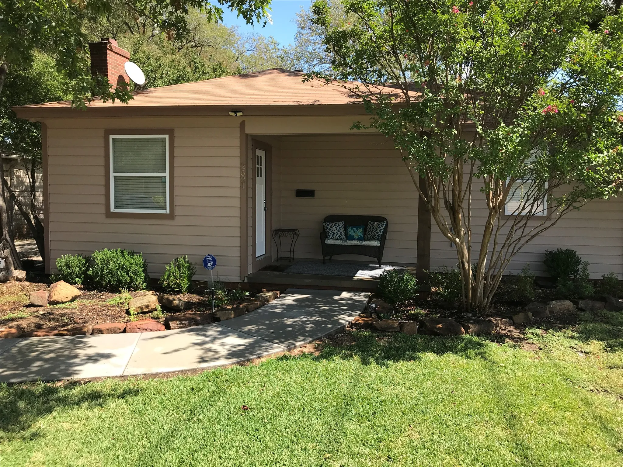 Single Family Residence For Sale in Tarrant County , 2521 Littlepage Street, Fort Worth, Texas 76107, 2 Bedroom, 1 Bathroom, Garage spaces, 912 Sqft, built in 1946, mls#21344488, Real Estate Agent in Fort Worth, Homes For Sale in Tarrant county, Homes For Sale in Fort Worth, Realtor in Fort Worth Texas, Real Estate Brokerage Independent Realty Texas, Luminita Cordes Realtor