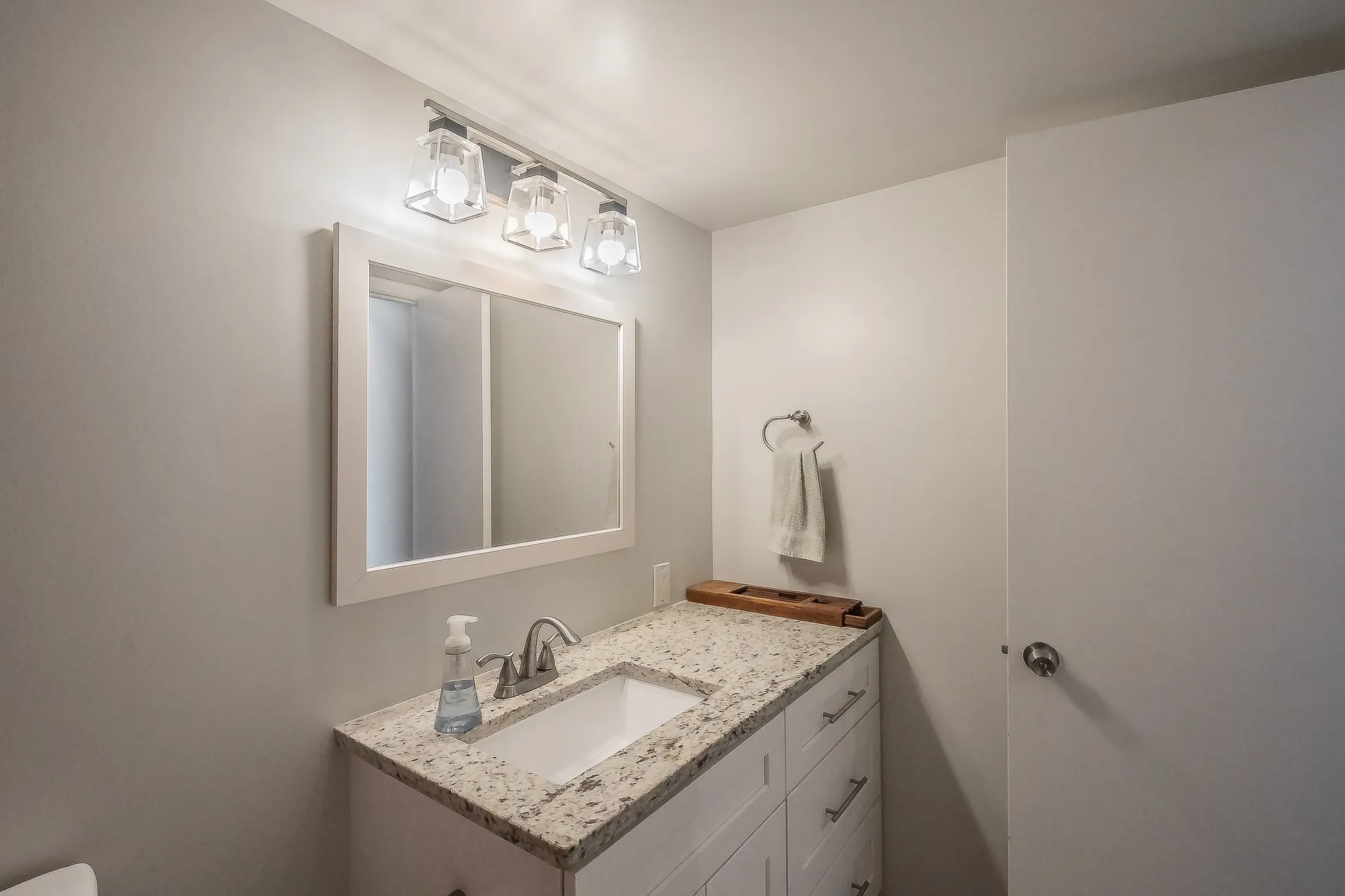Condominium For Rent in Dallas County , 12816 Midway Road 2063, Dallas, Texas 75244, 1 Bedroom, 2 Bathroom, Garage spaces, 732 Sqft, built in 1970, mls#21342809, Real Estate Agent in Dallas, Homes For Rent in Dallas county, Homes For Rent in Dallas, Realtor in Dallas Texas, Real Estate Brokerage Independent Realty Texas, Luminita Cordes Realtor