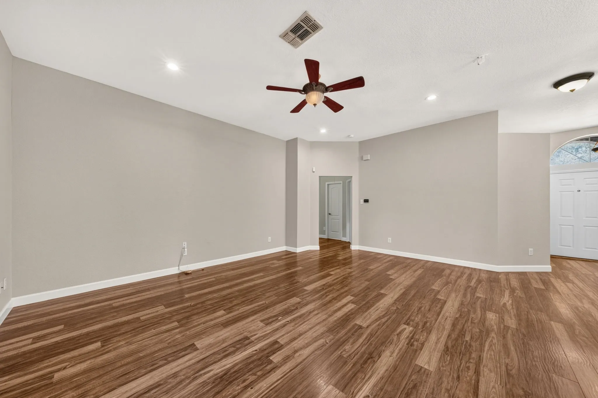 Single Family Residence For Sale in Dallas County , 412 Sugar Mill Road, Cedar Hill, Texas 75104, 3 Bedroom, 2 Bathroom, 2 Garage spaces, 1,728 Sqft, built in 1998, mls#21341892, Real Estate Agent in Cedar Hill, Homes For Sale in Dallas county, Homes For Sale in Cedar Hill, Realtor in Cedar Hill Texas, Real Estate Brokerage Independent Realty Texas, Luminita Cordes Realtor