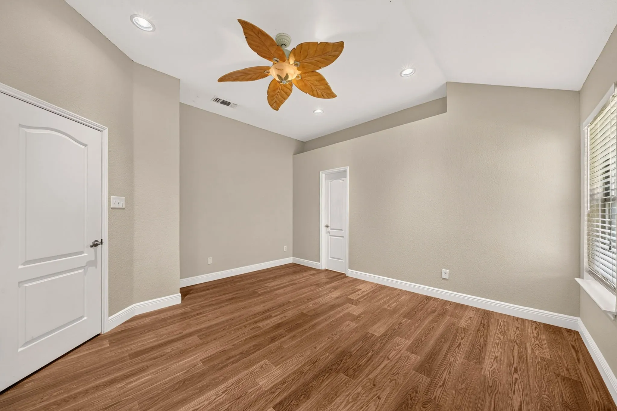 Single Family Residence For Sale in Dallas County , 412 Sugar Mill Road, Cedar Hill, Texas 75104, 3 Bedroom, 2 Bathroom, 2 Garage spaces, 1,728 Sqft, built in 1998, mls#21341892, Real Estate Agent in Cedar Hill, Homes For Sale in Dallas county, Homes For Sale in Cedar Hill, Realtor in Cedar Hill Texas, Real Estate Brokerage Independent Realty Texas, Luminita Cordes Realtor