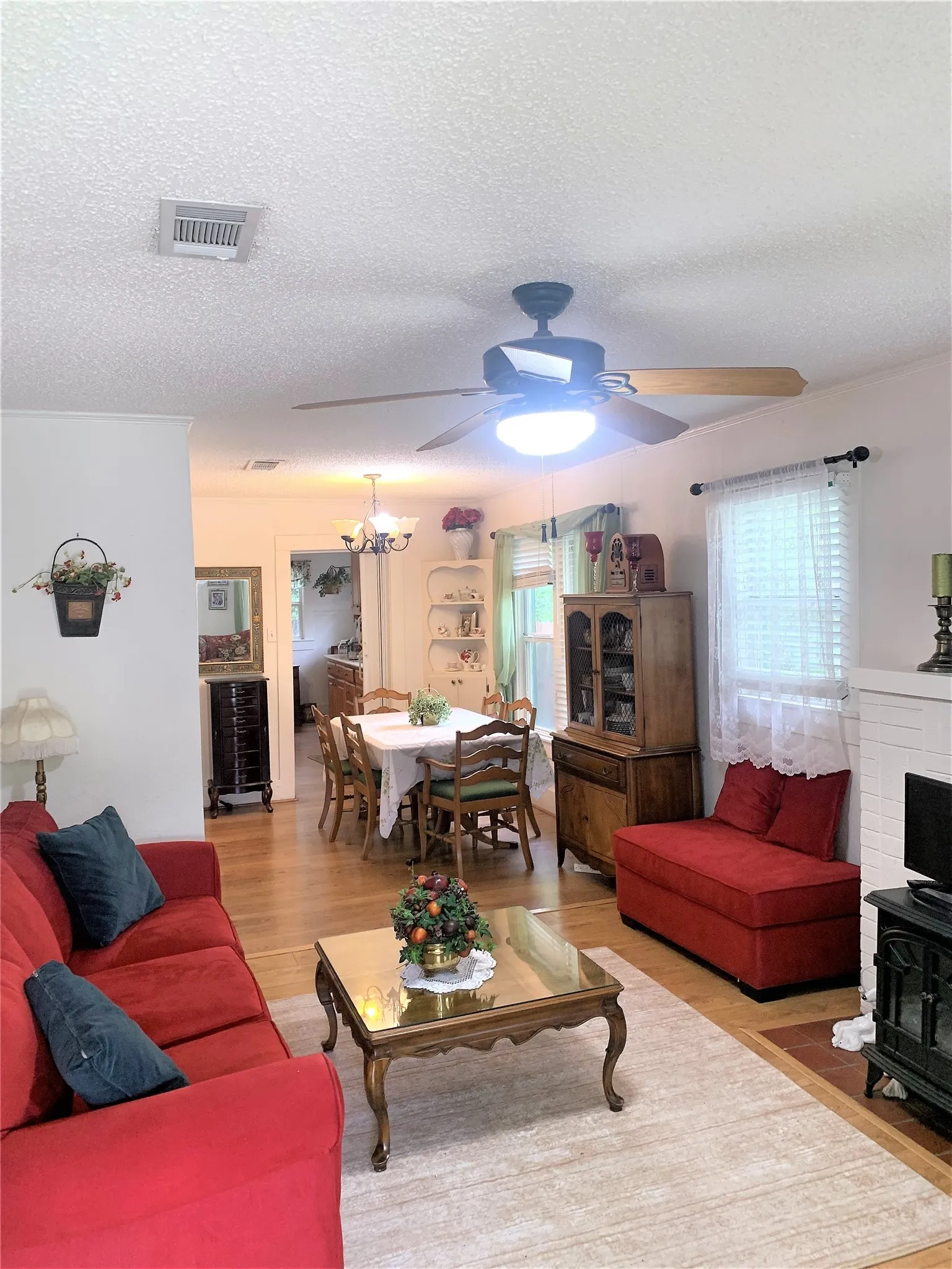Single Family Residence For Rent in Denton County , 815 Haynes Street, Denton, Texas 76201, 2 Bedrooms, 1 Bathroom, Garage spaces, 912 Sqft, built in 1961, Price $1,195, mls#21345153, Real Estate Agent in Denton, Homes For Rent in Denton county, Homes For Rent in Denton, Realtor in Denton Texas, Real Estate Brokerage Independent Realty Texas, Luminita Cordes Realtor