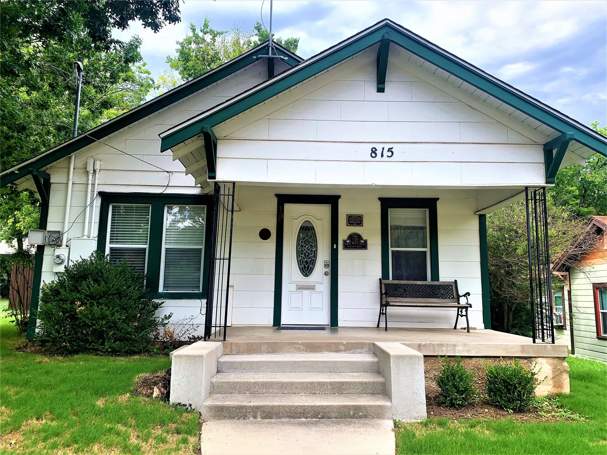 Single Family Residence For Rent in Denton County , 815 Haynes Street, Denton, Texas 76201, 2 Bedrooms, 1 Bathroom, Garage spaces, 912 Sqft, built in 1961, Price $1,195, mls#21345153, Real Estate Agent in Denton, Homes For Rent in Denton county, Homes For Rent in Denton, Realtor in Denton Texas, Real Estate Brokerage Independent Realty Texas, Luminita Cordes Realtor