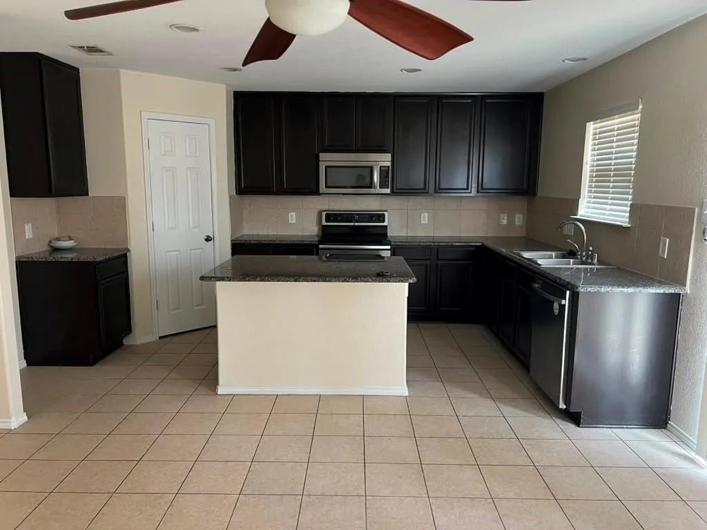 Single Family Residence For Rent in Tarrant County , 5716 Sapphire Pool Trail, Fort Worth, Texas 76244, 3 Bedroom, 2 Bathroom, 2 Garage spaces, 1,916 Sqft, built in 2010, mls#21345169, Real Estate Agent in Fort Worth, Homes For Rent in Tarrant county, Homes For Rent in Fort Worth, Realtor in Fort Worth Texas, Real Estate Brokerage Independent Realty Texas, Luminita Cordes Realtor