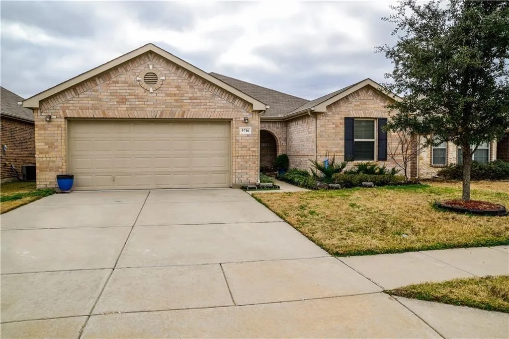 Single Family Residence For Rent in Tarrant County , 5716 Sapphire Pool Trail, Fort Worth, Texas 76244, 3 Bedroom, 2 Bathroom, 2 Garage spaces, 1,916 Sqft, built in 2010, mls#21345169, Real Estate Agent in Fort Worth, Homes For Rent in Tarrant county, Homes For Rent in Fort Worth, Realtor in Fort Worth Texas, Real Estate Brokerage Independent Realty Texas, Luminita Cordes Realtor