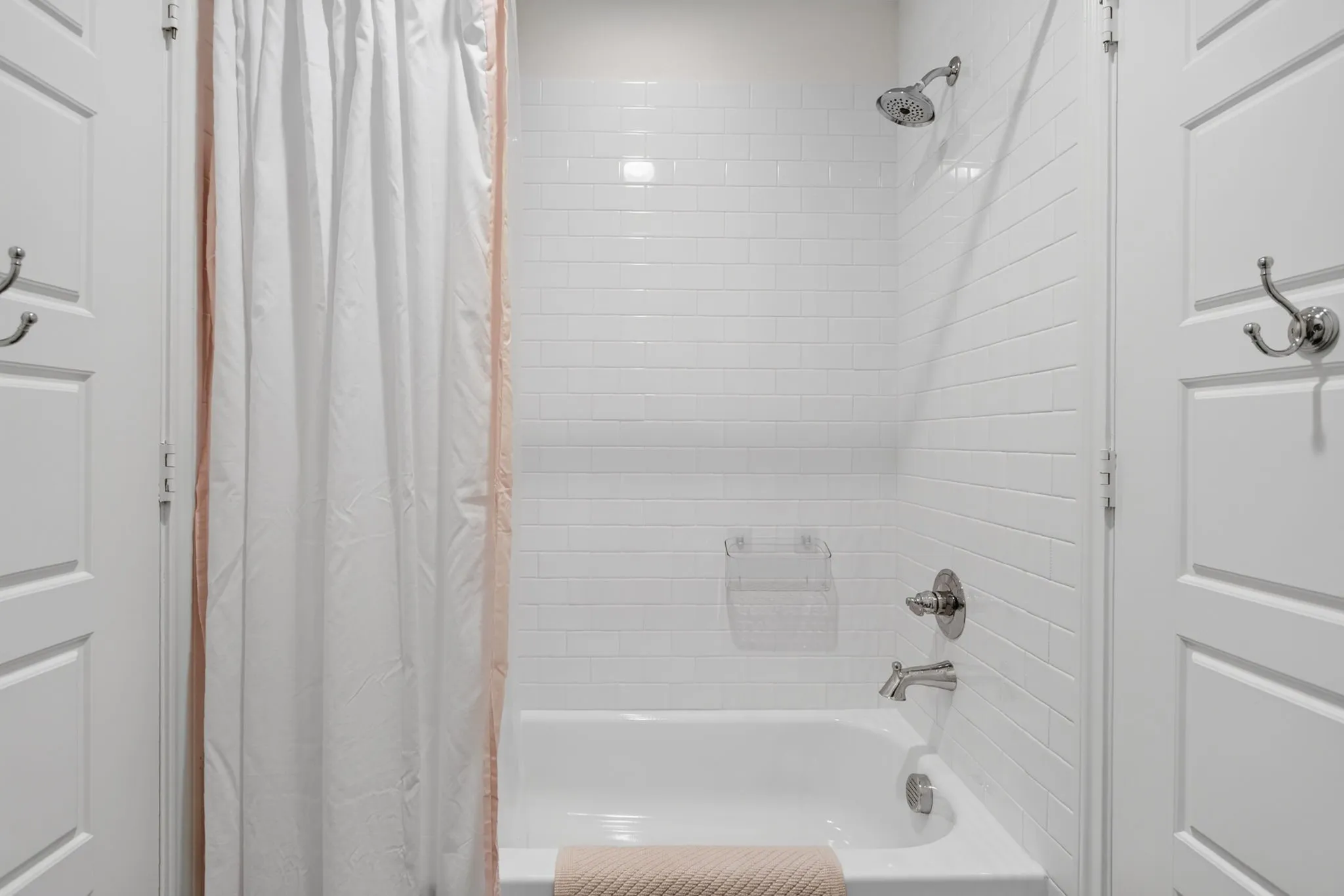 Shower tub combo in Jack and Jill.