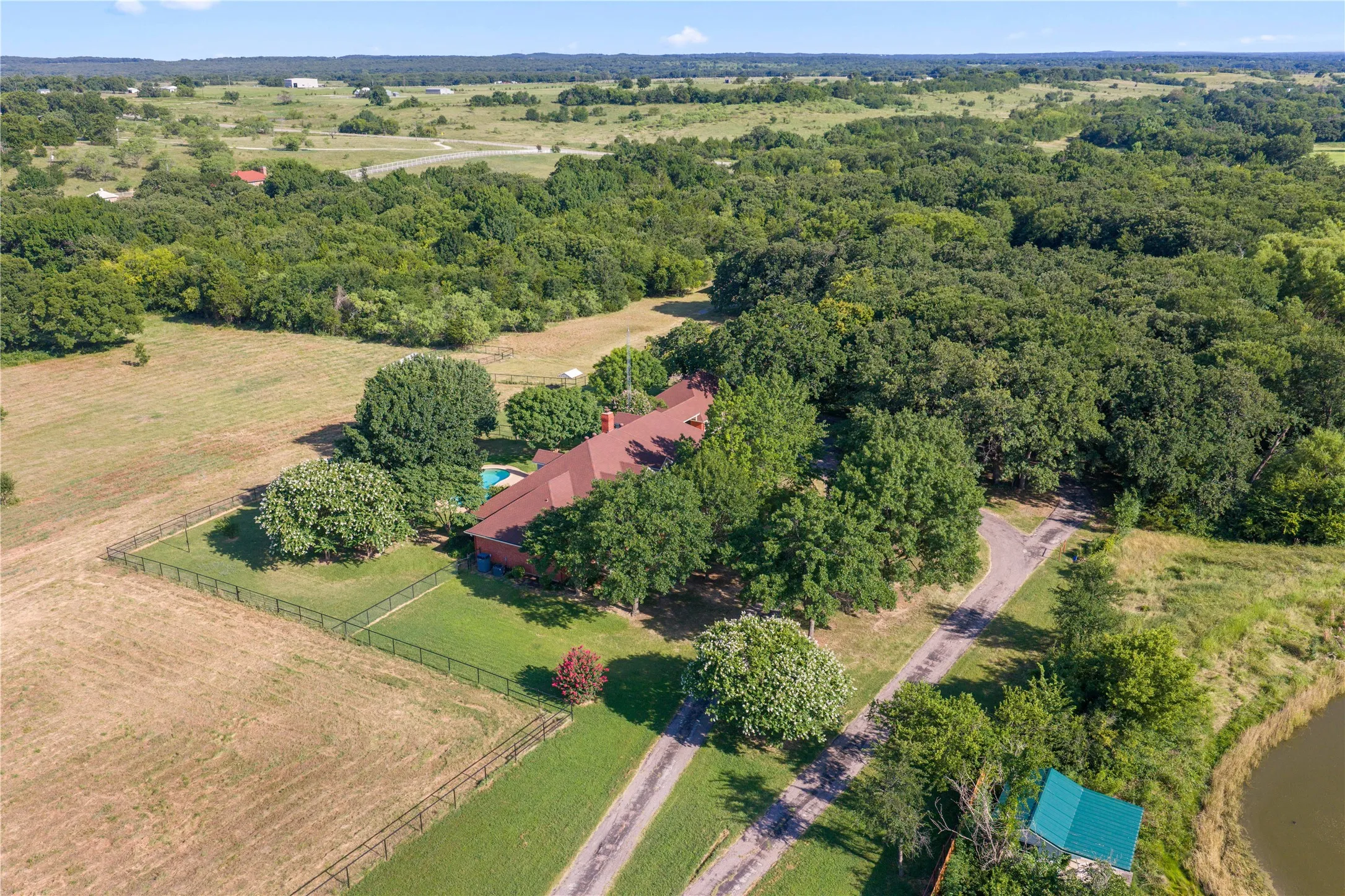 Single Family Residence For Sale in Cooke County , 200 County Road 2130, Gainesville, Texas 76240, 4 Bedrooms, 3 Bathrooms, 3 Garage spaces, 3,695 Sqft, built in 1998, Price $1,350,000, mls#21333097, Real Estate Agent in Gainesville, Homes For Sale in Cooke county, Homes For Sale in Gainesville, Realtor in Gainesville Texas, Real Estate Brokerage Independent Realty Texas, Luminita Cordes Realtor
