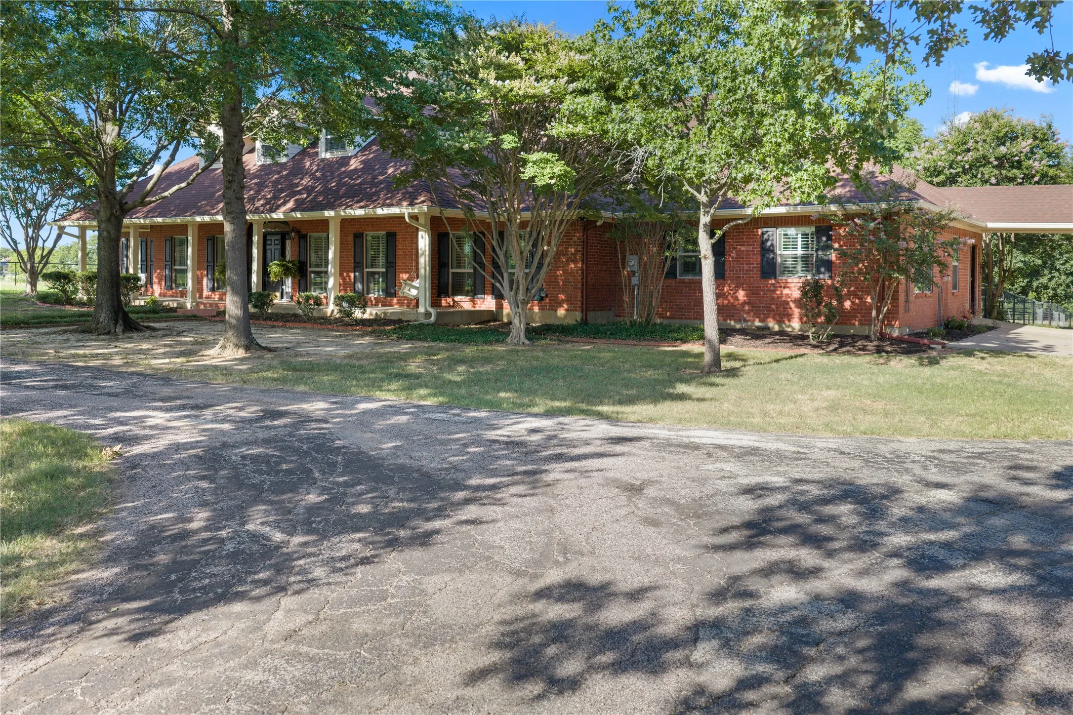Single Family Residence For Sale in Cooke County , 200 County Road 2130, Gainesville, Texas 76240, 4 Bedrooms, 3 Bathrooms, 3 Garage spaces, 3,695 Sqft, built in 1998, Price $1,350,000, mls#21333097, Real Estate Agent in Gainesville, Homes For Sale in Cooke county, Homes For Sale in Gainesville, Realtor in Gainesville Texas, Real Estate Brokerage Independent Realty Texas, Luminita Cordes Realtor