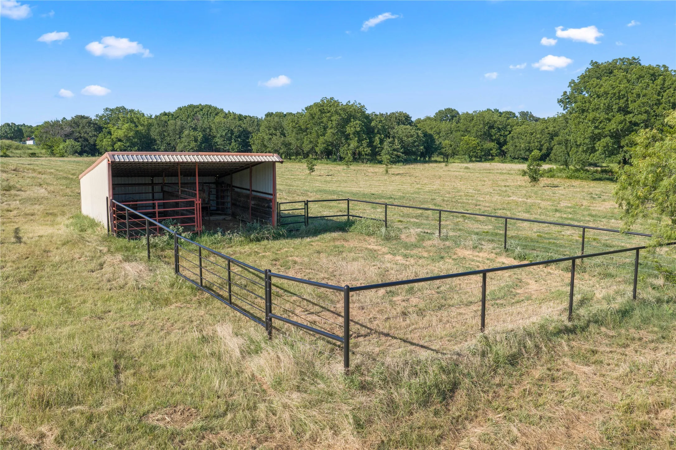 Single Family Residence For Sale in Cooke County , 200 County Road 2130, Gainesville, Texas 76240, 4 Bedrooms, 3 Bathrooms, 3 Garage spaces, 3,695 Sqft, built in 1998, Price $1,350,000, mls#21333097, Real Estate Agent in Gainesville, Homes For Sale in Cooke county, Homes For Sale in Gainesville, Realtor in Gainesville Texas, Real Estate Brokerage Independent Realty Texas, Luminita Cordes Realtor