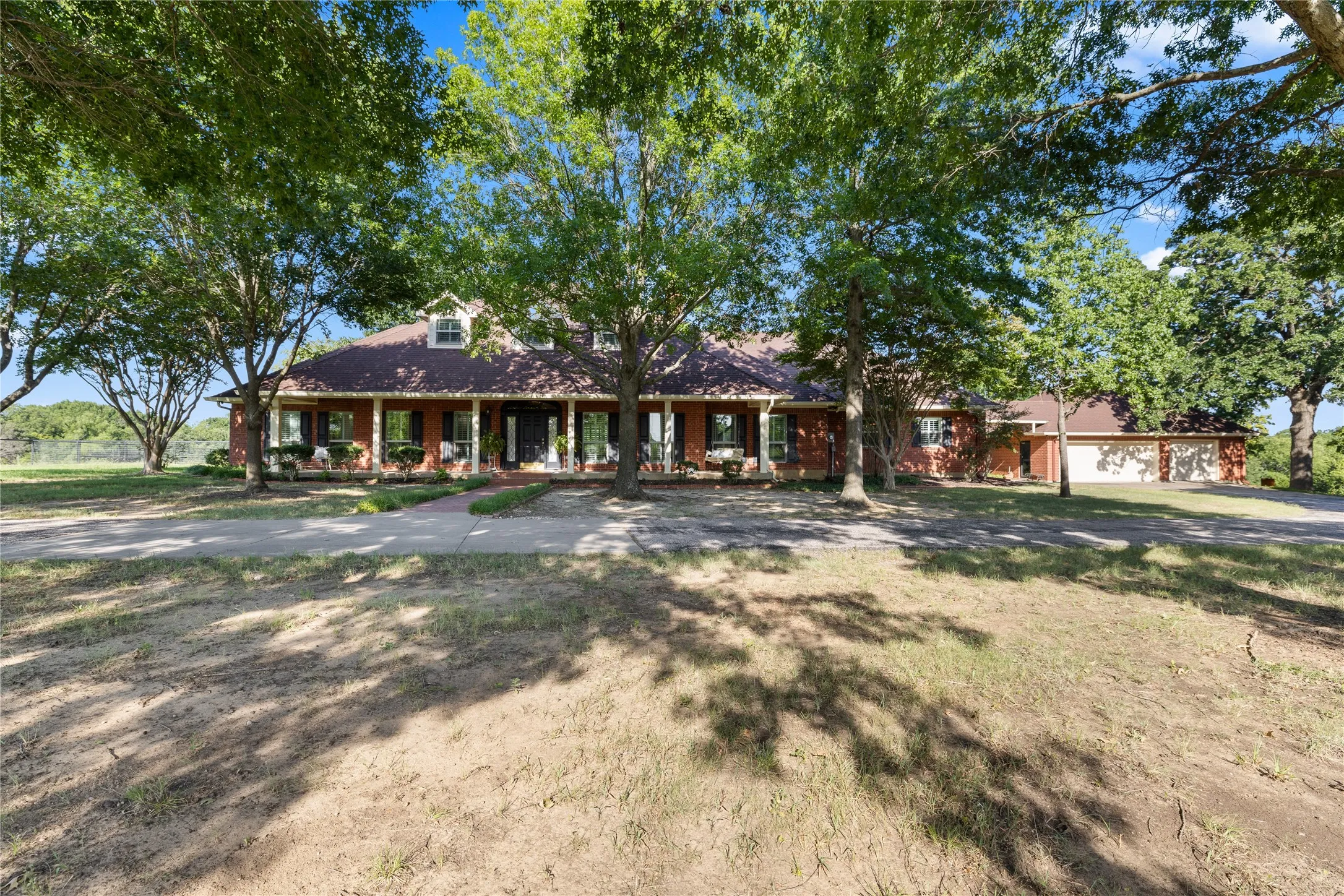 Single Family Residence For Sale in Cooke County , 200 County Road 2130, Gainesville, Texas 76240, 4 Bedrooms, 3 Bathrooms, 3 Garage spaces, 3,695 Sqft, built in 1998, Price $1,350,000, mls#21333097, Real Estate Agent in Gainesville, Homes For Sale in Cooke county, Homes For Sale in Gainesville, Realtor in Gainesville Texas, Real Estate Brokerage Independent Realty Texas, Luminita Cordes Realtor