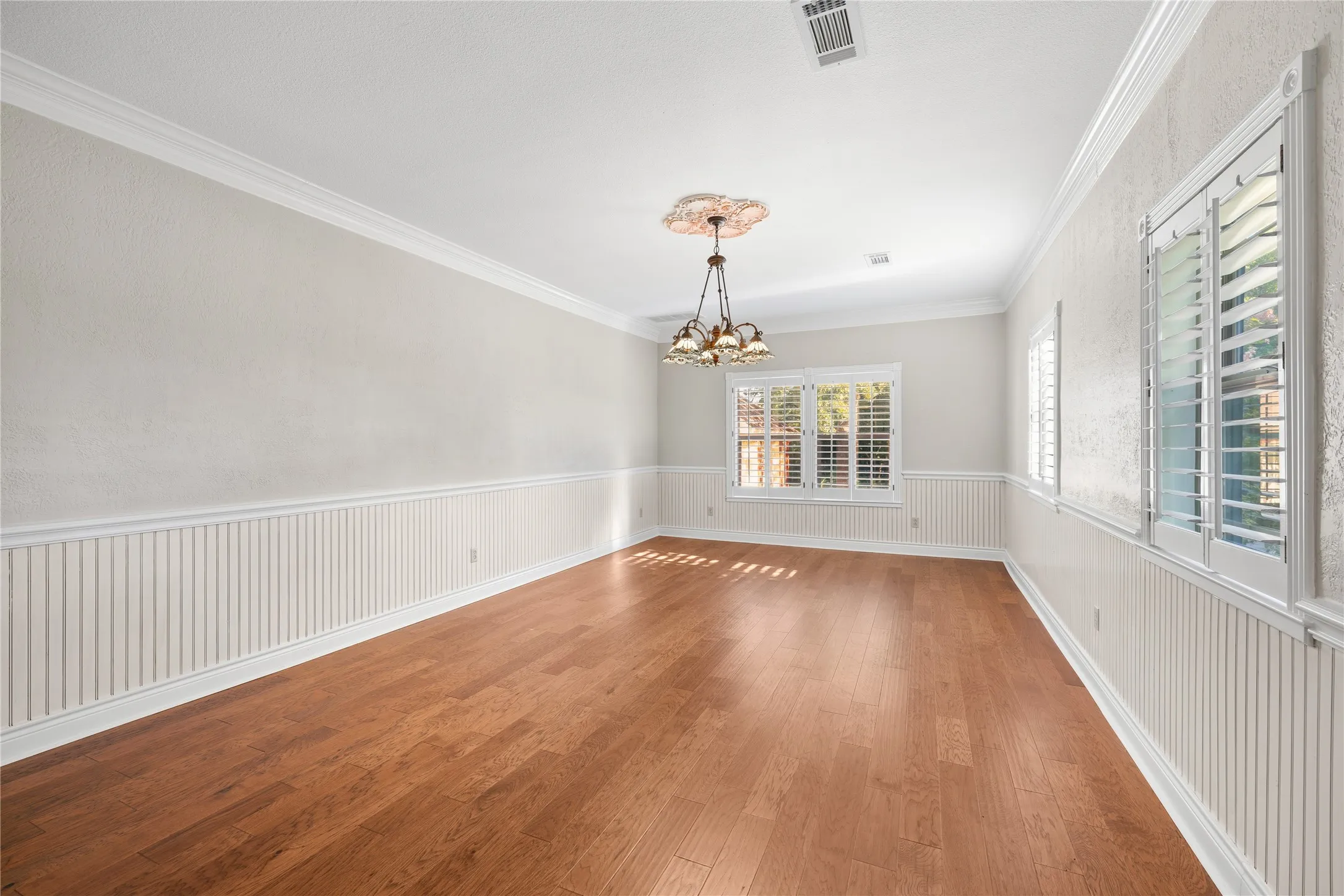 Single Family Residence For Sale in Cooke County , 200 County Road 2130, Gainesville, Texas 76240, 4 Bedrooms, 3 Bathrooms, 3 Garage spaces, 3,695 Sqft, built in 1998, Price $1,350,000, mls#21333097, Real Estate Agent in Gainesville, Homes For Sale in Cooke county, Homes For Sale in Gainesville, Realtor in Gainesville Texas, Real Estate Brokerage Independent Realty Texas, Luminita Cordes Realtor