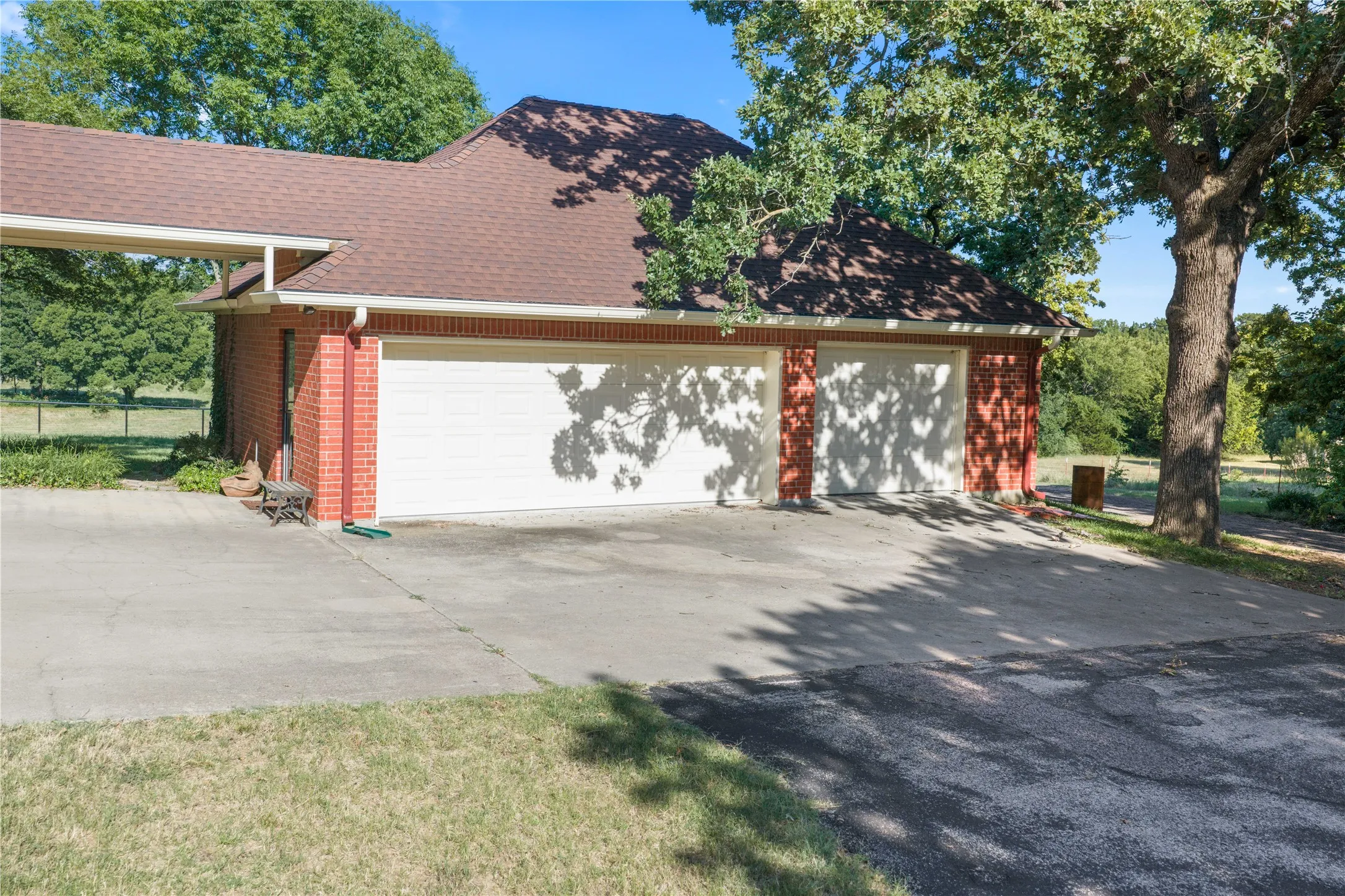 Single Family Residence For Sale in Cooke County , 200 County Road 2130, Gainesville, Texas 76240, 4 Bedrooms, 3 Bathrooms, 3 Garage spaces, 3,695 Sqft, built in 1998, Price $1,350,000, mls#21333097, Real Estate Agent in Gainesville, Homes For Sale in Cooke county, Homes For Sale in Gainesville, Realtor in Gainesville Texas, Real Estate Brokerage Independent Realty Texas, Luminita Cordes Realtor