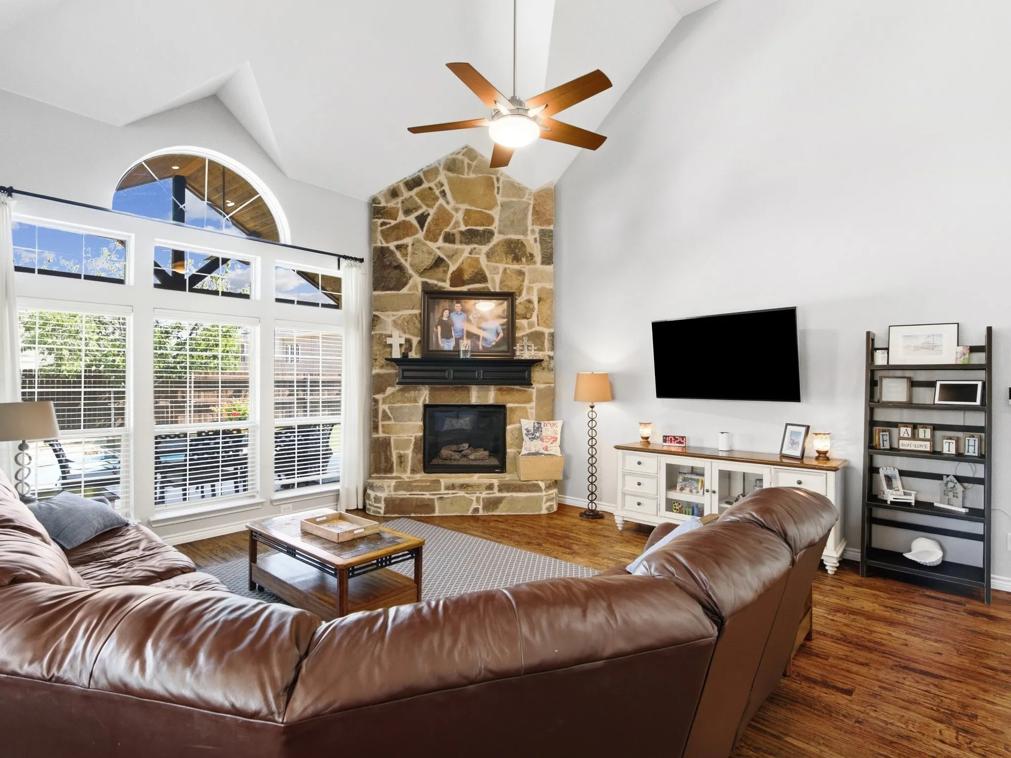 Single Family Residence For Sale in Collin County , 2101 Nocona Drive, Prosper, Texas 75078, 5 Bedroom, 4 Bathroom, 3 Garage spaces, 4,269 Sqft, built in 2013, mls#21344350, Real Estate Agent in Prosper, Homes For Sale in Collin county, Homes For Sale in Prosper, Realtor in Prosper Texas, Real Estate Brokerage Independent Realty Texas, Luminita Cordes Realtor