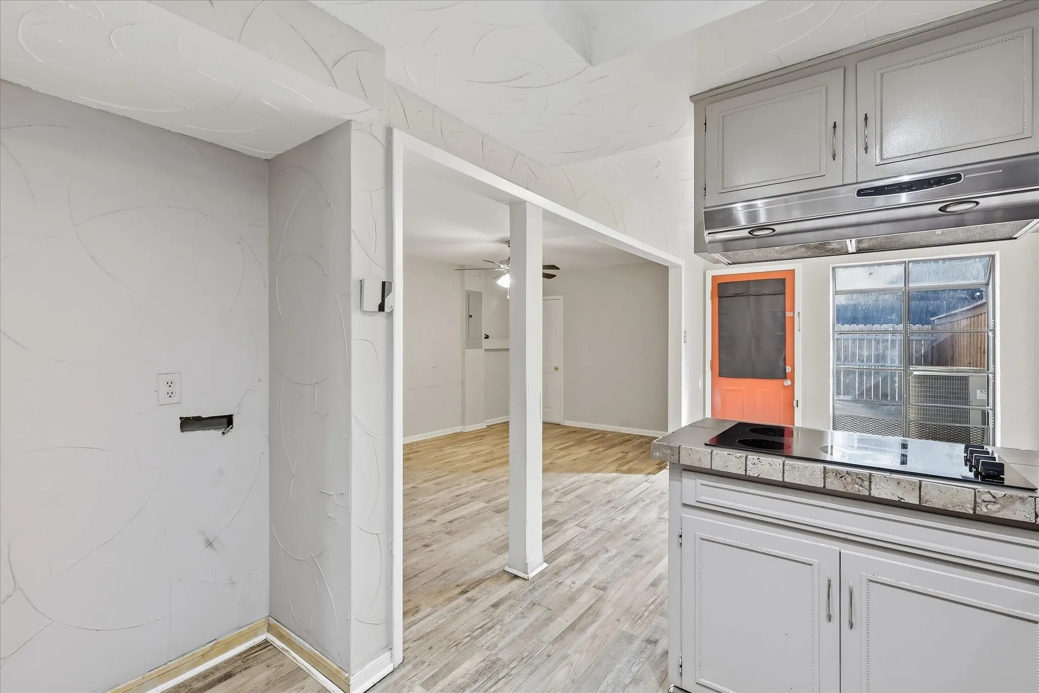 Townhouse For Sale in Tarrant County , 981 Chateau Valee Circle, Bedford, Texas 76022, 3 Bedroom, 4 Bathroom, Garage spaces, 2,029 Sqft, built in 1972, mls#21334457, Real Estate Agent in Bedford, Homes For Sale in Tarrant county, Homes For Sale in Bedford, Realtor in Bedford Texas, Real Estate Brokerage Independent Realty Texas, Luminita Cordes Realtor