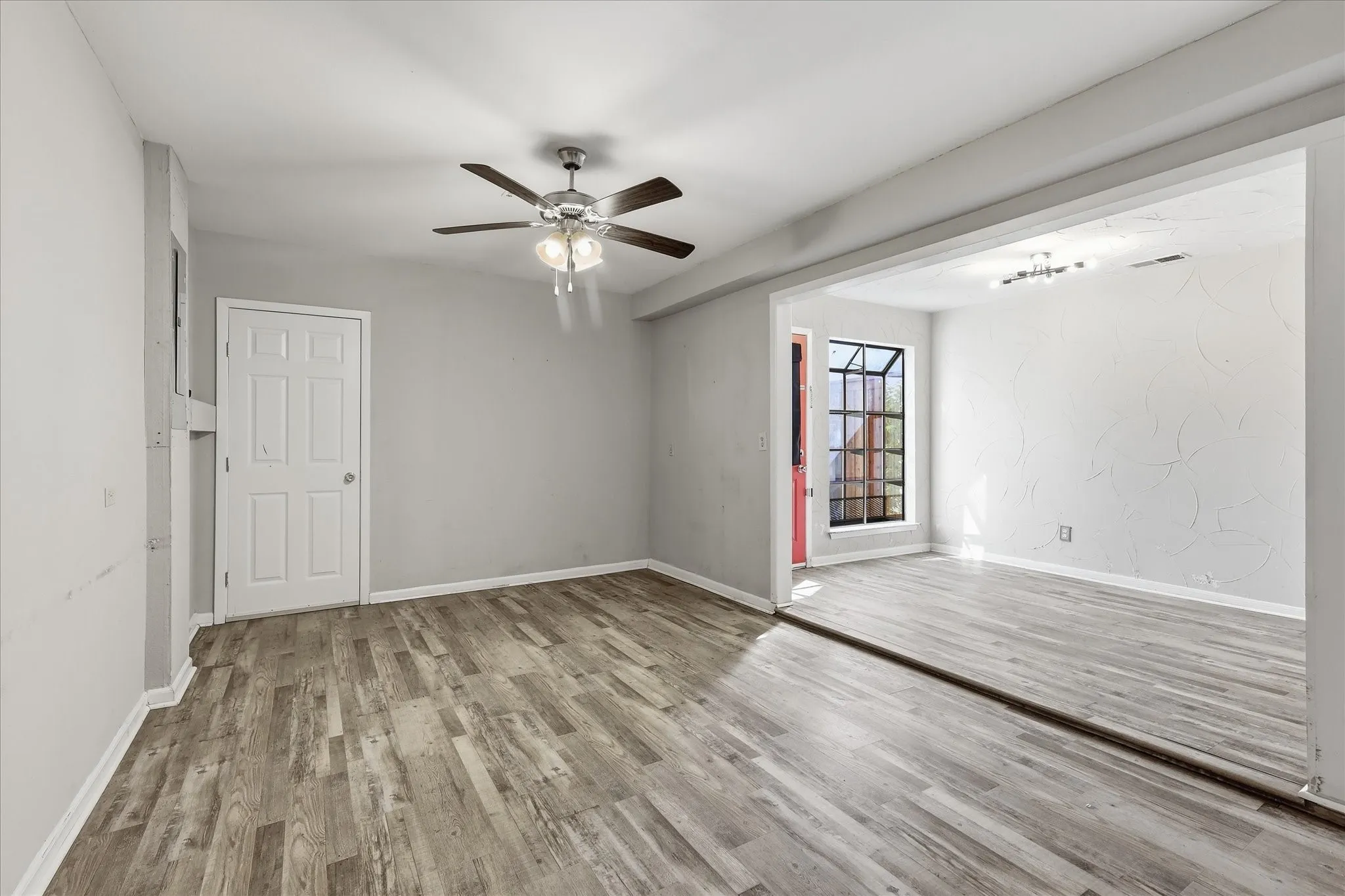 Townhouse For Sale in Tarrant County , 981 Chateau Valee Circle, Bedford, Texas 76022, 3 Bedroom, 4 Bathroom, Garage spaces, 2,029 Sqft, built in 1972, mls#21334457, Real Estate Agent in Bedford, Homes For Sale in Tarrant county, Homes For Sale in Bedford, Realtor in Bedford Texas, Real Estate Brokerage Independent Realty Texas, Luminita Cordes Realtor