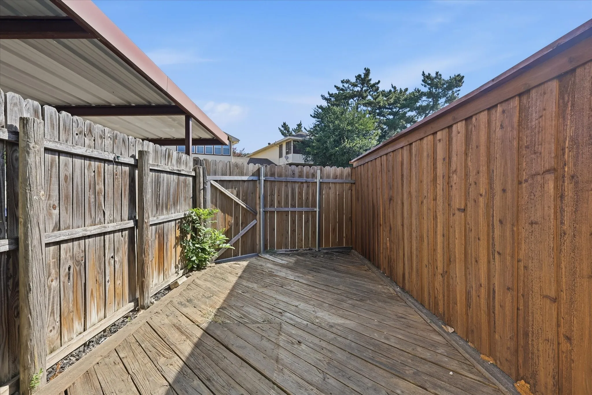 Townhouse For Sale in Tarrant County , 981 Chateau Valee Circle, Bedford, Texas 76022, 3 Bedroom, 4 Bathroom, Garage spaces, 2,029 Sqft, built in 1972, mls#21334457, Real Estate Agent in Bedford, Homes For Sale in Tarrant county, Homes For Sale in Bedford, Realtor in Bedford Texas, Real Estate Brokerage Independent Realty Texas, Luminita Cordes Realtor