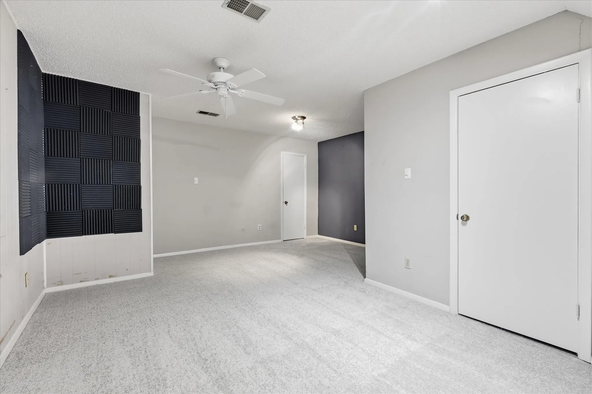 Townhouse For Sale in Tarrant County , 981 Chateau Valee Circle, Bedford, Texas 76022, 3 Bedroom, 4 Bathroom, Garage spaces, 2,029 Sqft, built in 1972, mls#21334457, Real Estate Agent in Bedford, Homes For Sale in Tarrant county, Homes For Sale in Bedford, Realtor in Bedford Texas, Real Estate Brokerage Independent Realty Texas, Luminita Cordes Realtor