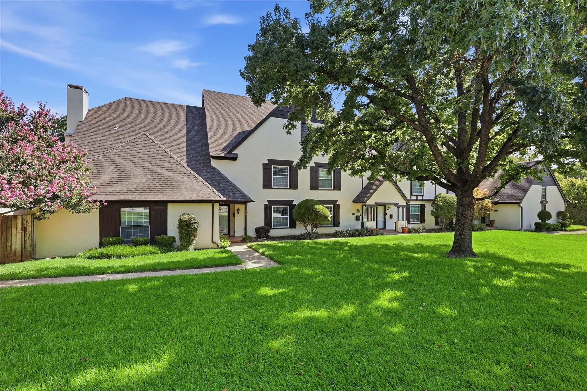 Townhouse For Sale in Tarrant County , 981 Chateau Valee Circle, Bedford, Texas 76022, 3 Bedroom, 4 Bathroom, Garage spaces, 2,029 Sqft, built in 1972, mls#21334457, Real Estate Agent in Bedford, Homes For Sale in Tarrant county, Homes For Sale in Bedford, Realtor in Bedford Texas, Real Estate Brokerage Independent Realty Texas, Luminita Cordes Realtor