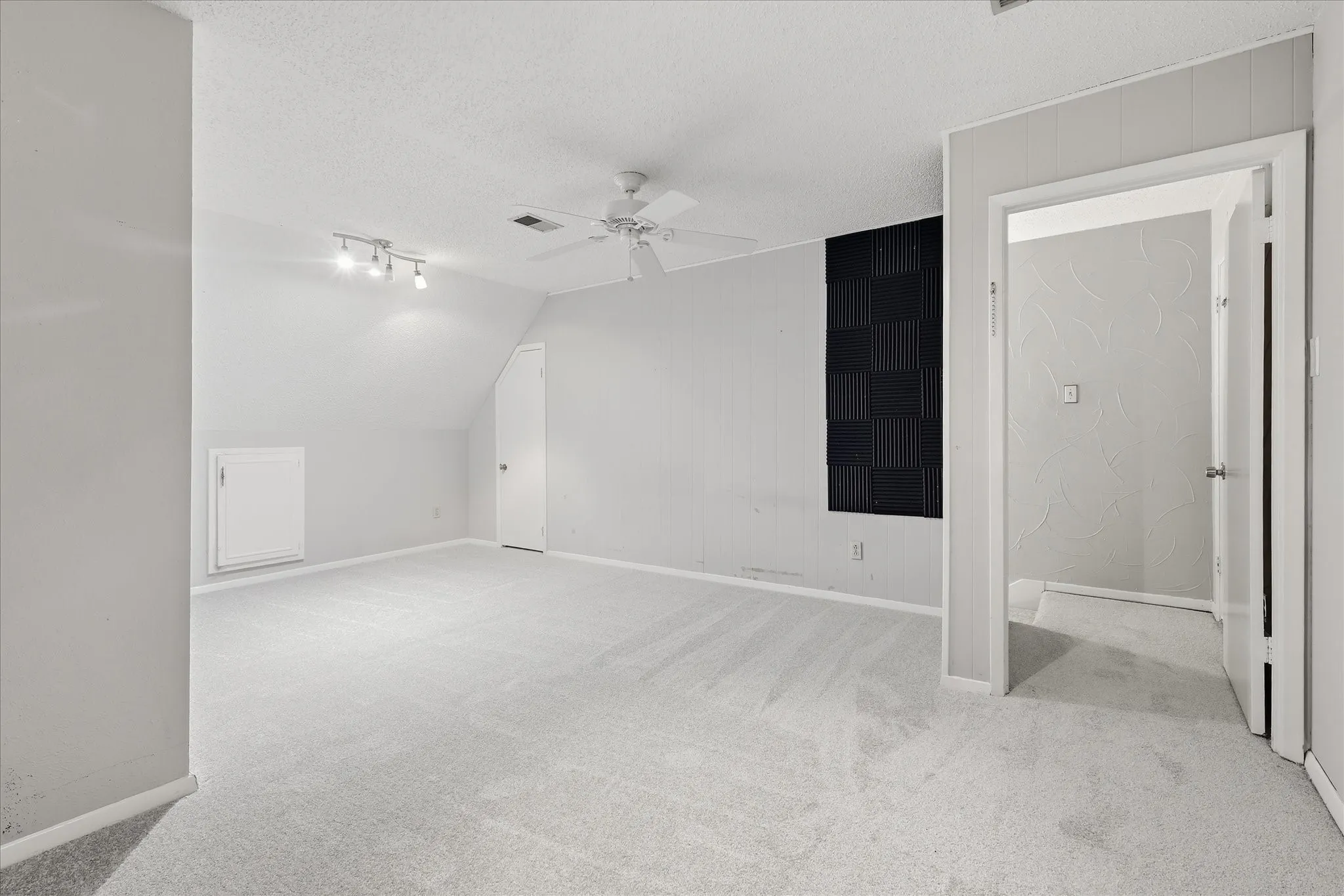 Townhouse For Sale in Tarrant County , 981 Chateau Valee Circle, Bedford, Texas 76022, 3 Bedroom, 4 Bathroom, Garage spaces, 2,029 Sqft, built in 1972, mls#21334457, Real Estate Agent in Bedford, Homes For Sale in Tarrant county, Homes For Sale in Bedford, Realtor in Bedford Texas, Real Estate Brokerage Independent Realty Texas, Luminita Cordes Realtor
