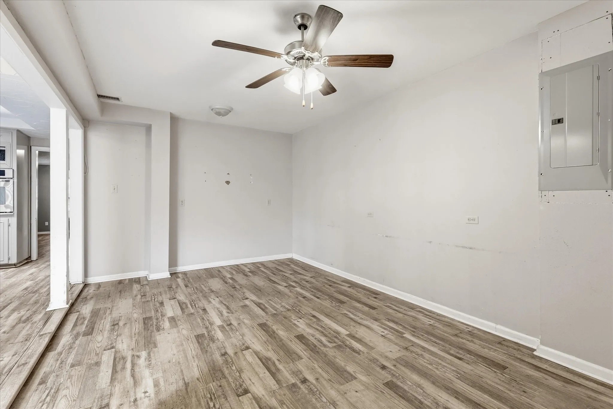 Townhouse For Sale in Tarrant County , 981 Chateau Valee Circle, Bedford, Texas 76022, 3 Bedroom, 4 Bathroom, Garage spaces, 2,029 Sqft, built in 1972, mls#21334457, Real Estate Agent in Bedford, Homes For Sale in Tarrant county, Homes For Sale in Bedford, Realtor in Bedford Texas, Real Estate Brokerage Independent Realty Texas, Luminita Cordes Realtor