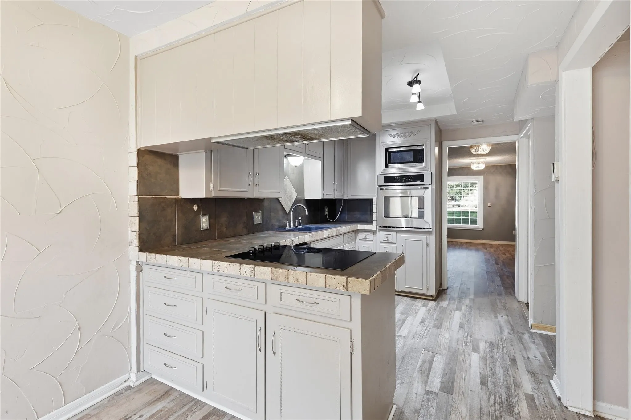 Townhouse For Sale in Tarrant County , 981 Chateau Valee Circle, Bedford, Texas 76022, 3 Bedroom, 4 Bathroom, Garage spaces, 2,029 Sqft, built in 1972, mls#21334457, Real Estate Agent in Bedford, Homes For Sale in Tarrant county, Homes For Sale in Bedford, Realtor in Bedford Texas, Real Estate Brokerage Independent Realty Texas, Luminita Cordes Realtor