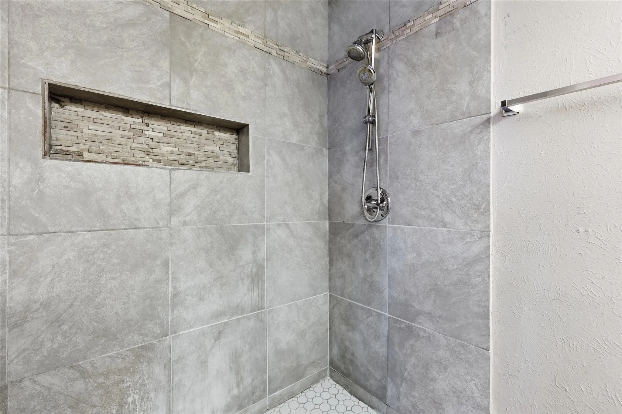 Townhouse For Sale in Tarrant County , 981 Chateau Valee Circle, Bedford, Texas 76022, 3 Bedroom, 4 Bathroom, Garage spaces, 2,029 Sqft, built in 1972, mls#21334457, Real Estate Agent in Bedford, Homes For Sale in Tarrant county, Homes For Sale in Bedford, Realtor in Bedford Texas, Real Estate Brokerage Independent Realty Texas, Luminita Cordes Realtor