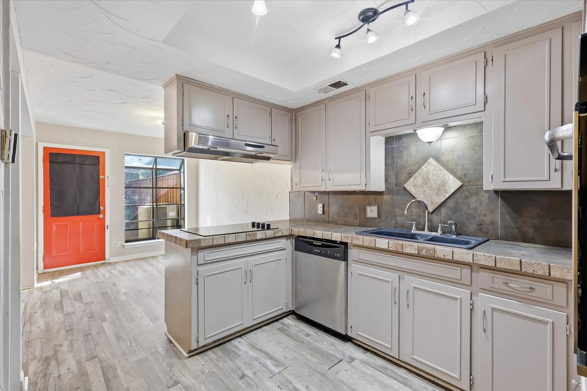 Townhouse For Sale in Tarrant County , 981 Chateau Valee Circle, Bedford, Texas 76022, 3 Bedroom, 4 Bathroom, Garage spaces, 2,029 Sqft, built in 1972, mls#21334457, Real Estate Agent in Bedford, Homes For Sale in Tarrant county, Homes For Sale in Bedford, Realtor in Bedford Texas, Real Estate Brokerage Independent Realty Texas, Luminita Cordes Realtor
