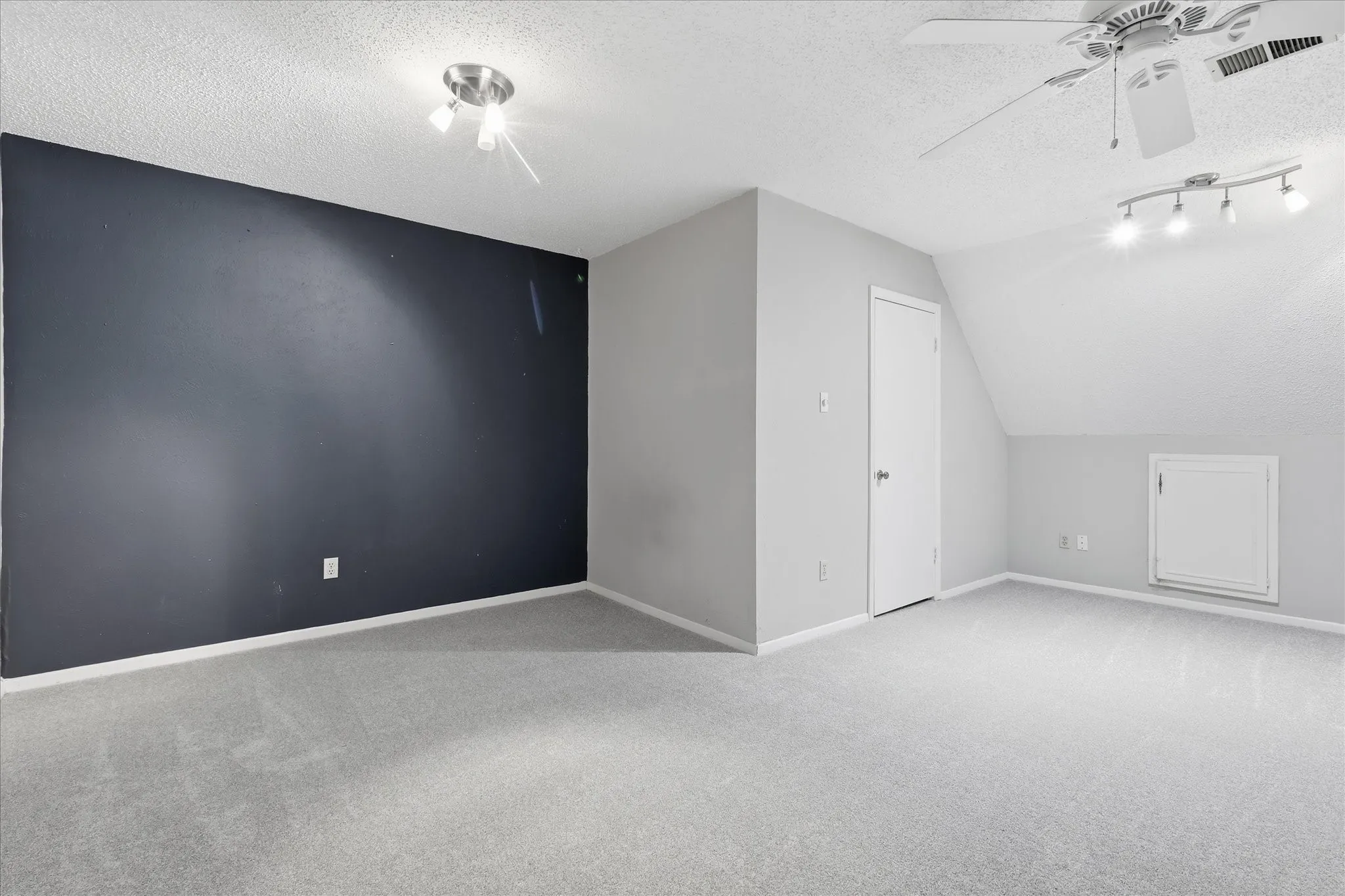 Townhouse For Sale in Tarrant County , 981 Chateau Valee Circle, Bedford, Texas 76022, 3 Bedroom, 4 Bathroom, Garage spaces, 2,029 Sqft, built in 1972, mls#21334457, Real Estate Agent in Bedford, Homes For Sale in Tarrant county, Homes For Sale in Bedford, Realtor in Bedford Texas, Real Estate Brokerage Independent Realty Texas, Luminita Cordes Realtor