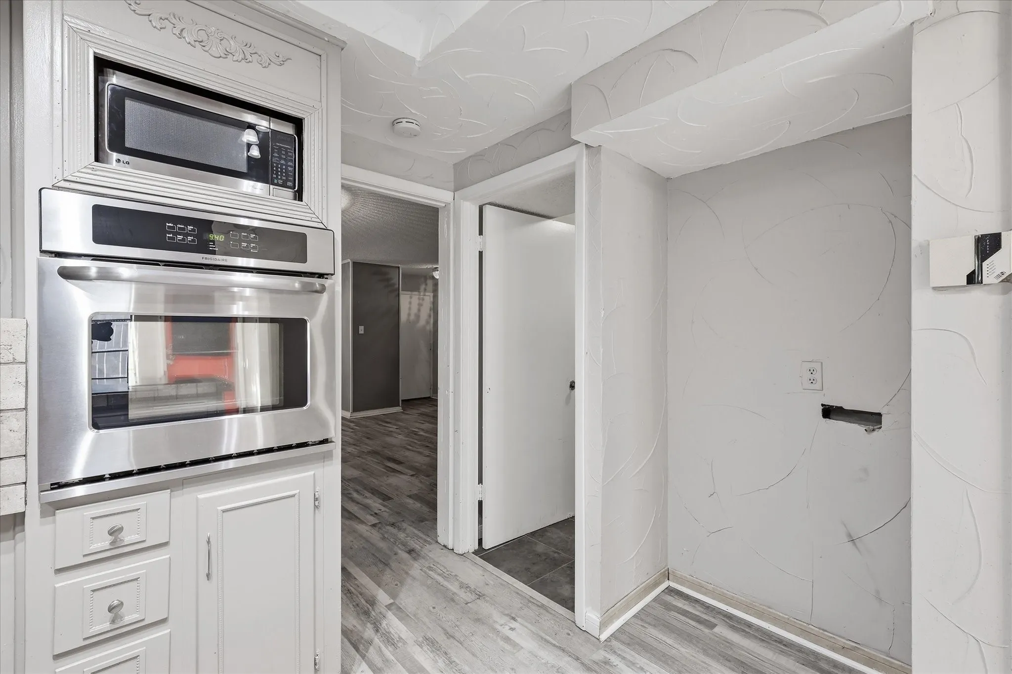Townhouse For Sale in Tarrant County , 981 Chateau Valee Circle, Bedford, Texas 76022, 3 Bedroom, 4 Bathroom, Garage spaces, 2,029 Sqft, built in 1972, mls#21334457, Real Estate Agent in Bedford, Homes For Sale in Tarrant county, Homes For Sale in Bedford, Realtor in Bedford Texas, Real Estate Brokerage Independent Realty Texas, Luminita Cordes Realtor