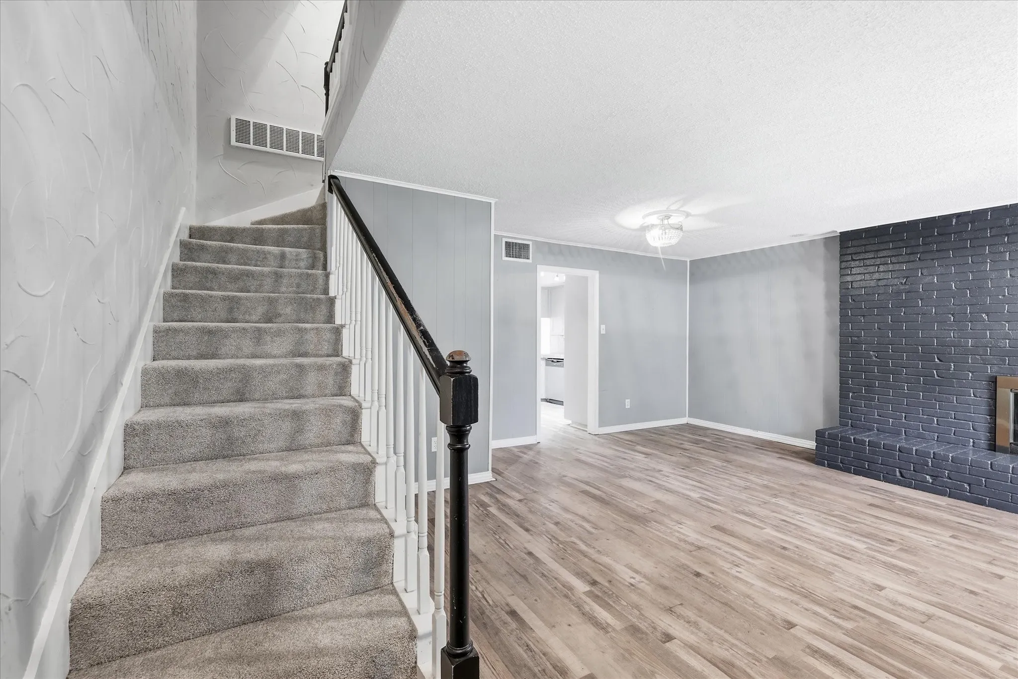 Townhouse For Sale in Tarrant County , 981 Chateau Valee Circle, Bedford, Texas 76022, 3 Bedroom, 4 Bathroom, Garage spaces, 2,029 Sqft, built in 1972, mls#21334457, Real Estate Agent in Bedford, Homes For Sale in Tarrant county, Homes For Sale in Bedford, Realtor in Bedford Texas, Real Estate Brokerage Independent Realty Texas, Luminita Cordes Realtor